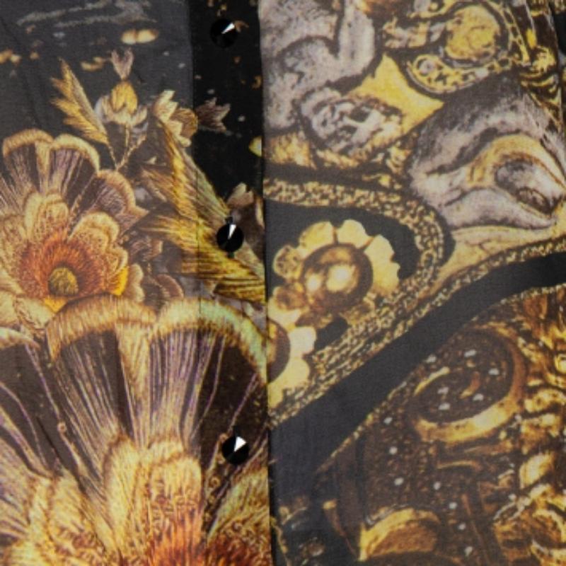 Dieses Oberteil von Class by Roberto Cavalli ist eine unnachahmliche Mischung aus Kunst und ständig wechselnder Mode und ist wie geschaffen für mutige Modeliebhaber. Es ist aus schwarzer bedruckter Seide geschneidert und hat einen gerafften