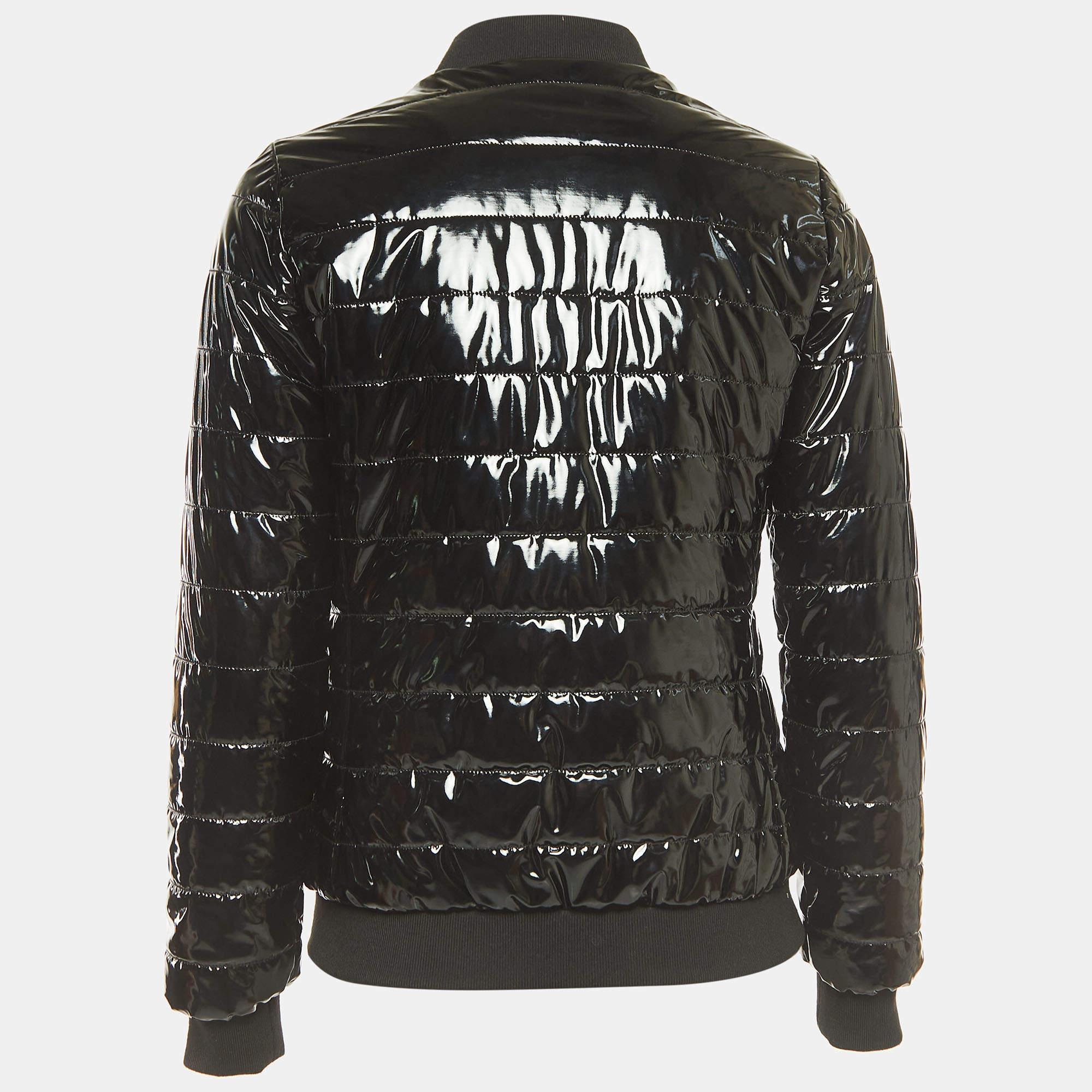 Die elegante Silhouette, die smarte Passform und die perfekte Schnittführung machen diese Class by Roberto Cavalli Damenjacke zu einer guten Wahl. Sie ist aus hochwertigen MATERIALEN gefertigt, mit einem Reißverschluss an der Vorderseite versehen