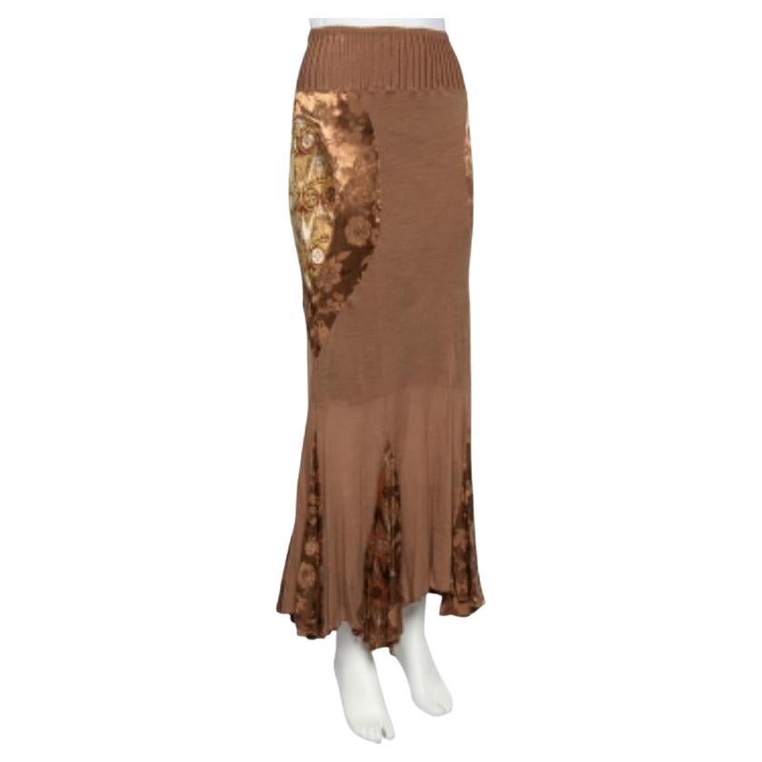 Questa gonna di Class by Roberto Cavalli è naturalmente incantevole e dona un tocco sottile. È realizzato su misura in maglia di lana marrone con inserti a pannelli e dettagli decorativi che ne evidenziano la silhouette. Abbina questa gonna a una