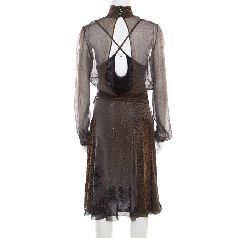 Dieses Kleid des Labels Class by Roberto Cavalli ist ein stilvolles Stück, das man einfach besitzen muss. Dieses Kleid ist aus hochwertigen Stoffen gefertigt und ist unübertroffen. Dieses Glitzerkleid ist mit Tiermotiven bedruckt, hat ein