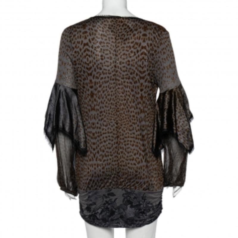 Este atractivo top de Class by Roberto Cavalli tiene un toque de modernidad en su diseño que proyecta su versatilidad sin esfuerzo. Este top luce un tejido de punto gris estampado con detalle de mangas superpuestas y escote pronunciado.