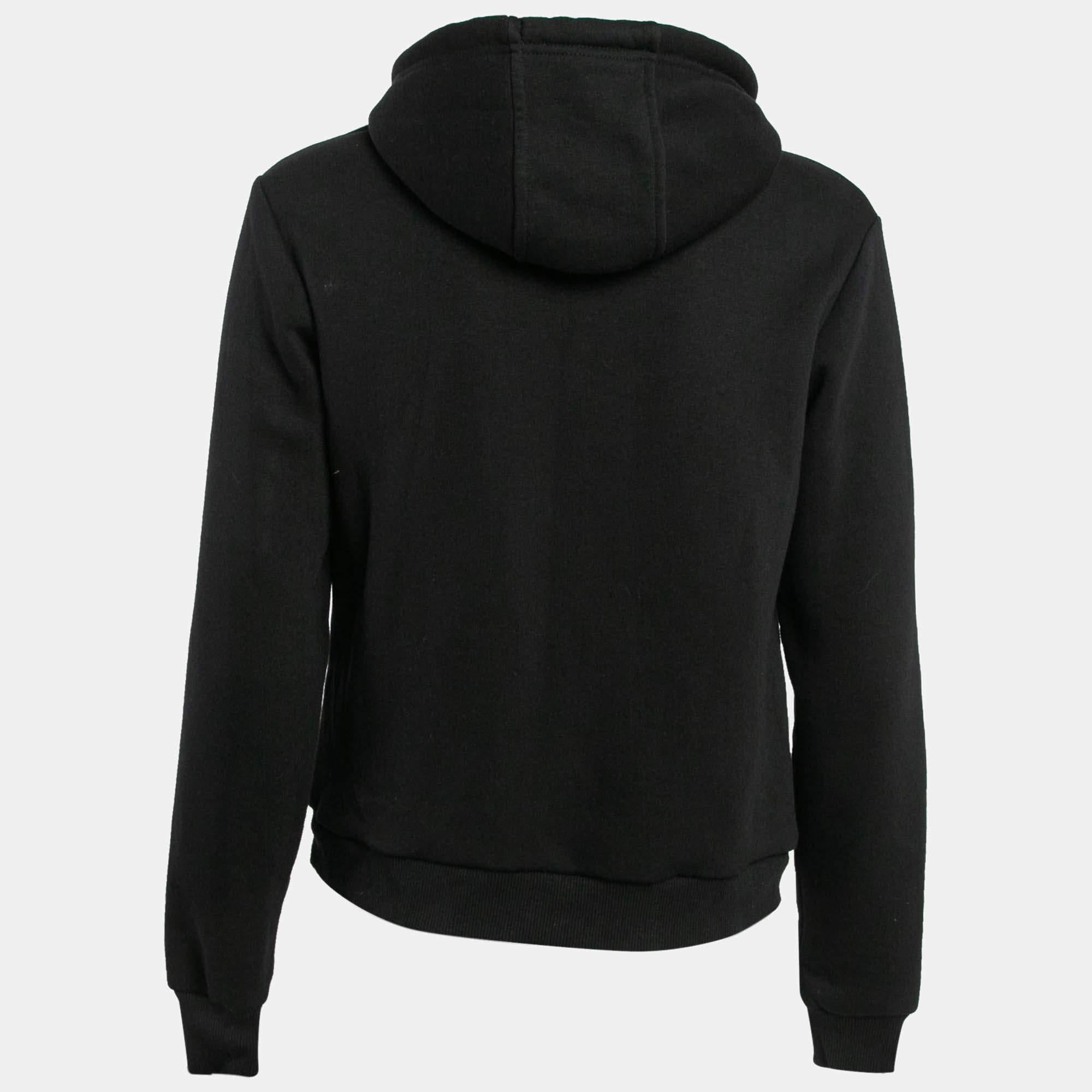 Questa felpa con cappuccio di Class by Roberto Cavalli è destinata alle donne. Realizzato in misto cotone, ha maniche lunghe, cappuccio con coulisse e pannello frontale con stampa leopardo. Abbraccia il comfort per tutto il giorno con questa
