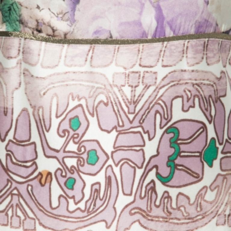 Apportez de la grâce à votre tenue avec cette magnifique création Class by Roberto Cavalli. Conçue en satin imprimé de fleurs multicolores, elle présente une encolure arrondie et des manches courtes. Cette superbe robe peut être fermée par une