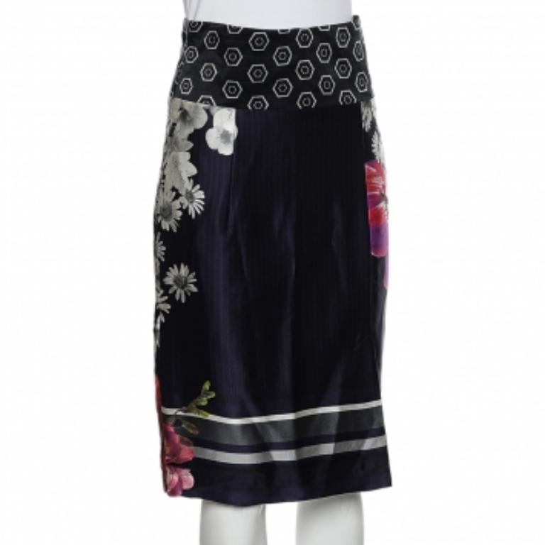 Porta eleganza e grazia senza sforzo nel tuo stile indossando pezzi chic come questa gonna. Questo capo di Class by Roberto Cavalli è realizzato in tessuto di raso stampato multicolore in una silhouette a matita. Ha una chiusura a zip per il