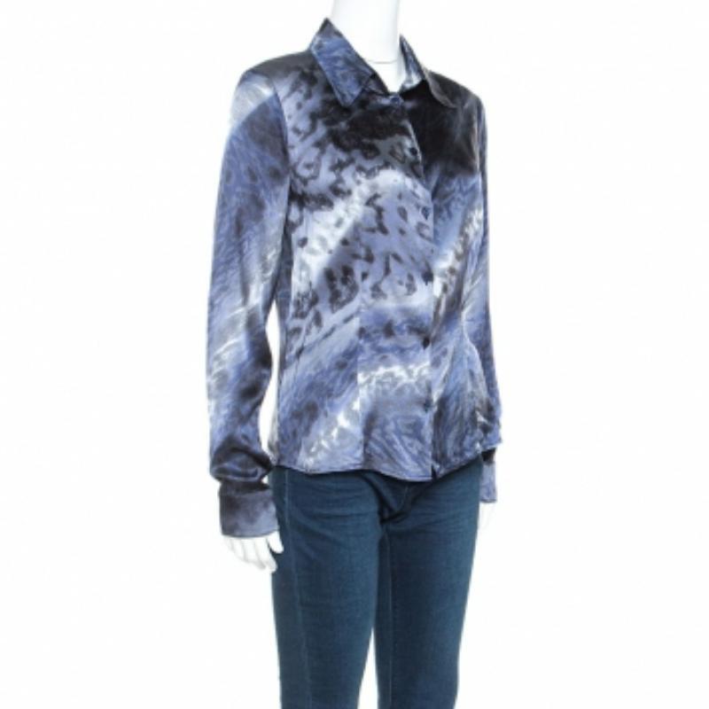 Vai all'avventura con questa splendida camicia di Class by Roberto Cavalli. Realizzato in un lussuoso misto seta, presenta una stampa di grande effetto. Con le maniche a polsino, un colletto semplice e un bottone, ha una silhouette deliziosa. Si