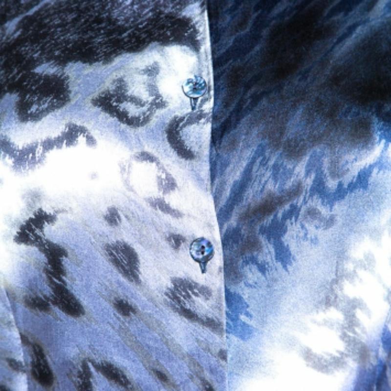 Grigio Class by Roberto Cavalli Camicia in raso di seta stretch stampata multicolore M. in vendita
