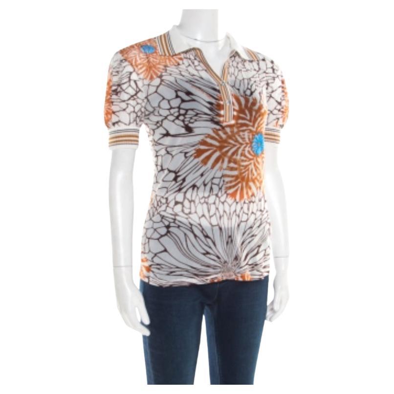 Cette ravissante création de Class by Roberto Cavalli est réalisée en nylon. Il arbore un motif imprimé floral sur toute sa surface et des détails en bord-côte le long du col, de l'encolure et des manches. Le top transparent à manches courtes est