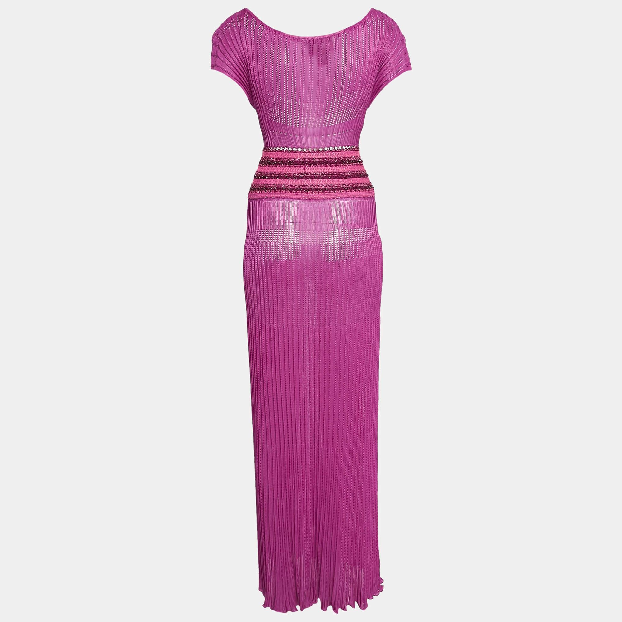 Questo abito firmato di ottima fattura è una celebrazione del design classico e dello stile duraturo. L'attenzione meticolosa per i dettagli e i materiali pregiati assicurano comfort e una silhouette perfetta. Il suo design classico trascende le