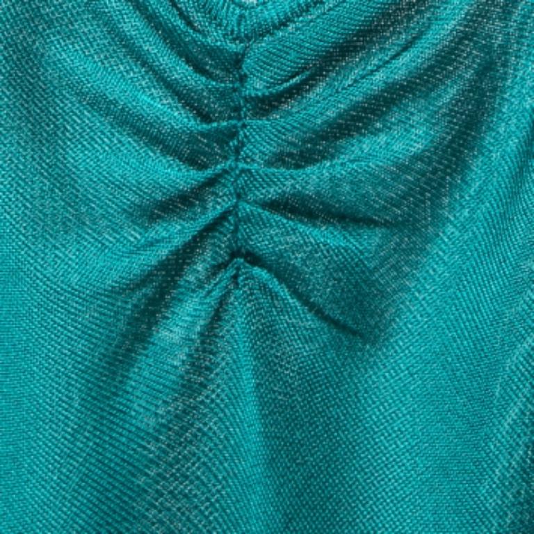 Questa canotta di Class by Roberto Cavalli è perfetta per un uso casual. È realizzato su misura con un tessuto a maglia blu acqua, con abbellimenti che sottolineano l'orlo. Abbina questa canotta a una giacca di jeans o a un blazer e sfoggia uno