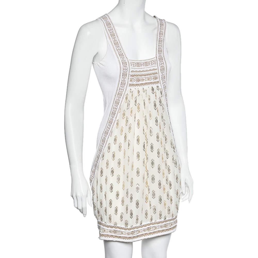 Known for its effortlessly beautiful and unique silhouettes, this mini dress from Class by Roberto Cavalli truly justifies the label's masterful tailoring and skill. It is stitched using white-gold jacquard fabric and features a sleeveless style. It
