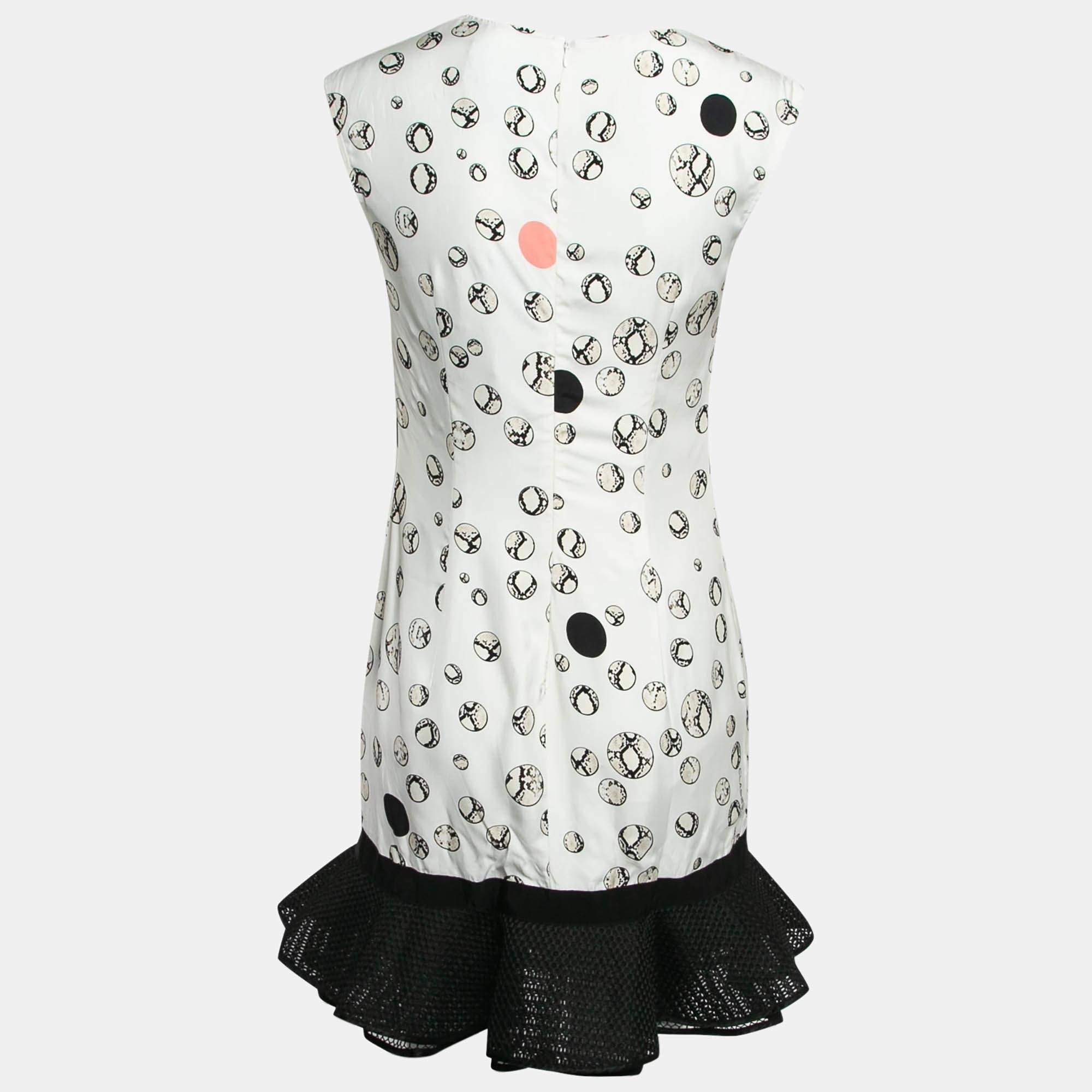 Prova la gioia di una sartoria esperta con questo abito firmato da donna. Realizzato meticolosamente, offre una vestibilità impeccabile e dettagli di lusso che assicurano un comfort ineguagliabile. Questa splendida creazione eleverà il tuo stile