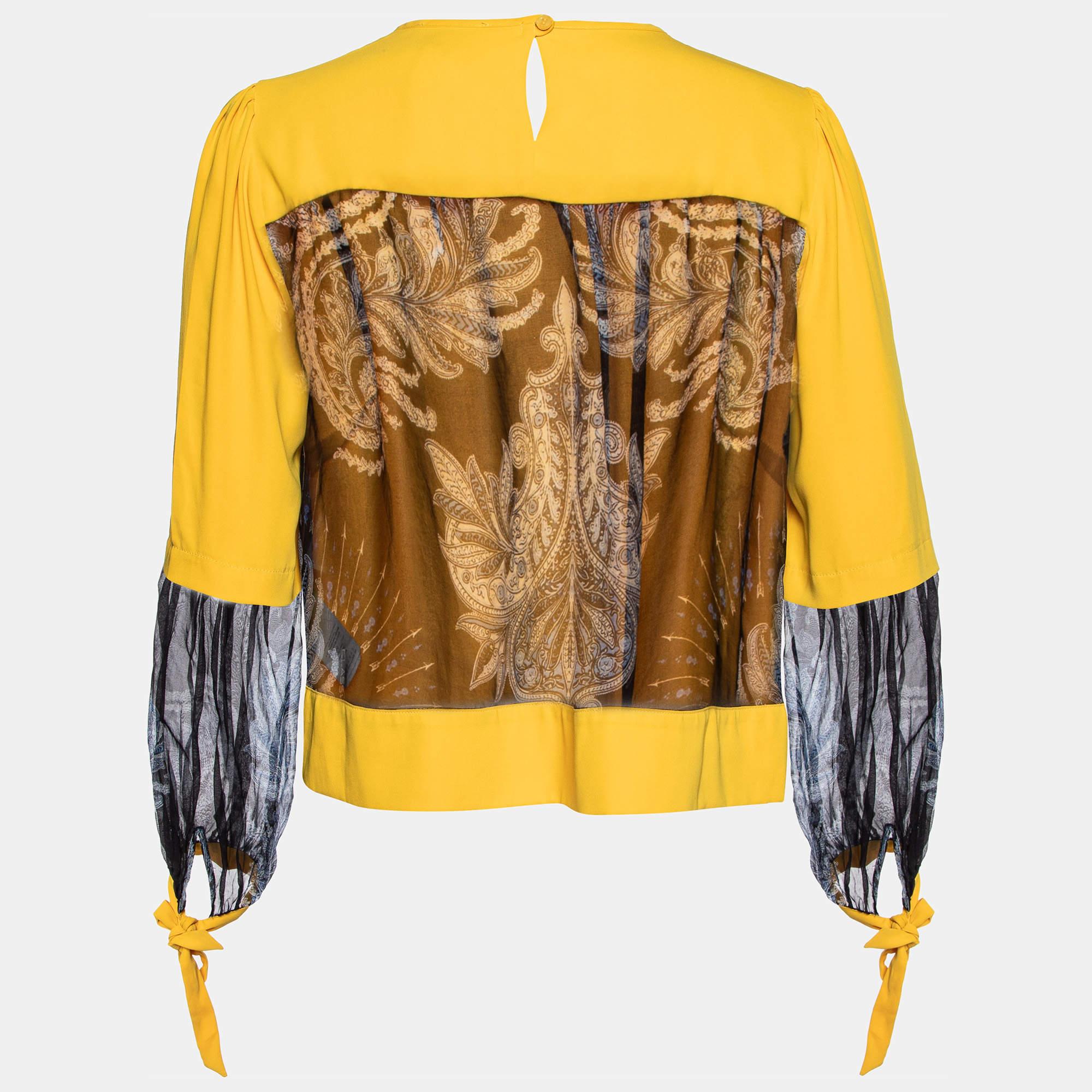 Find great style and comfort while wearing this designer blouse. Tailored using the best fabric the creation has been given immense detail. Style it with trousers and heels.