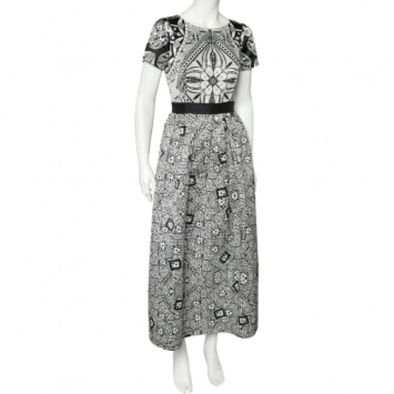 Look elegant and poised no matter what as you wear this maxi dress from Class Cavalli. It is made from monochrome printed sateen fabric and flaunts short sleeves. It has a zip-type fastening. Update your collection with this dress.