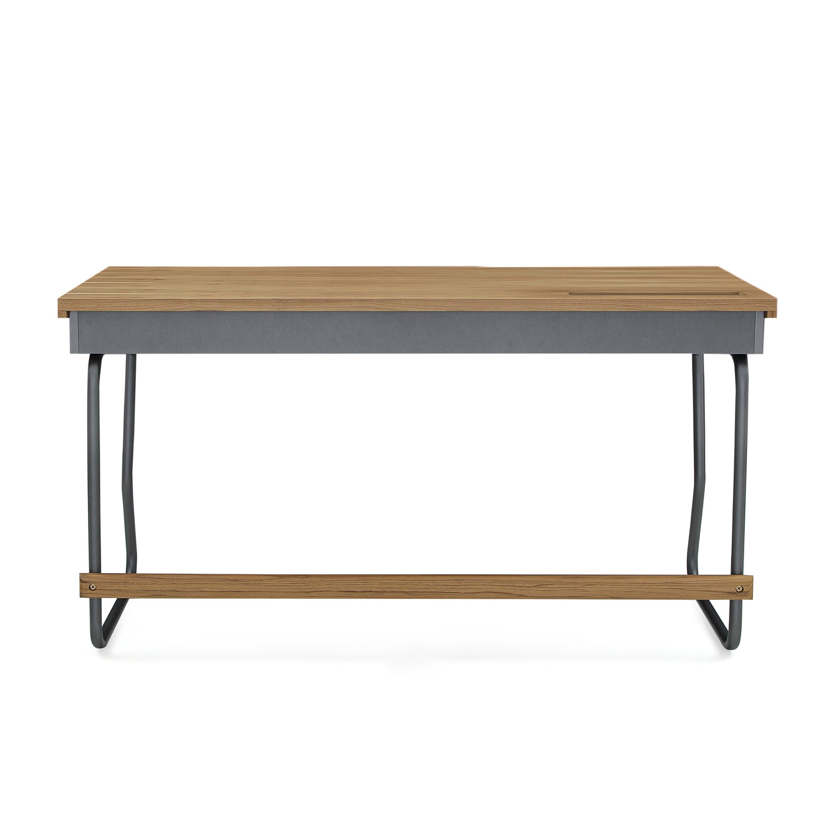 The Class desk was designed by our Uultis team with a teak wood finish top and a graphite-finished metal base, representing lightness and practicality in a product with a modern contemporary design. The mixing of metal and natural wood provides a