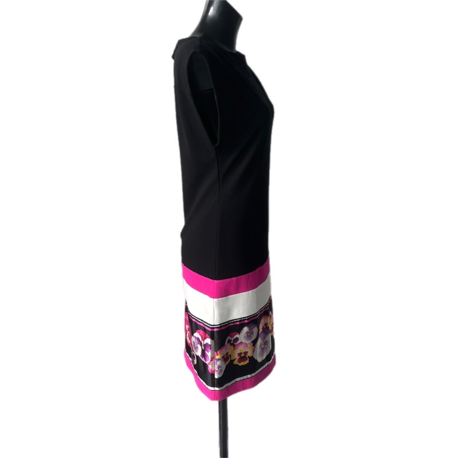 Abito Class Roberto Cavalli in viscosa elasticizzata, nero con stampa floreale viola e fucsia. Eleganza italiana raffinata, IT 42.
Un capo raffinato e senza tempo firmato Class Roberto Cavalli, che incarna il glamour e la femminilità del made in
