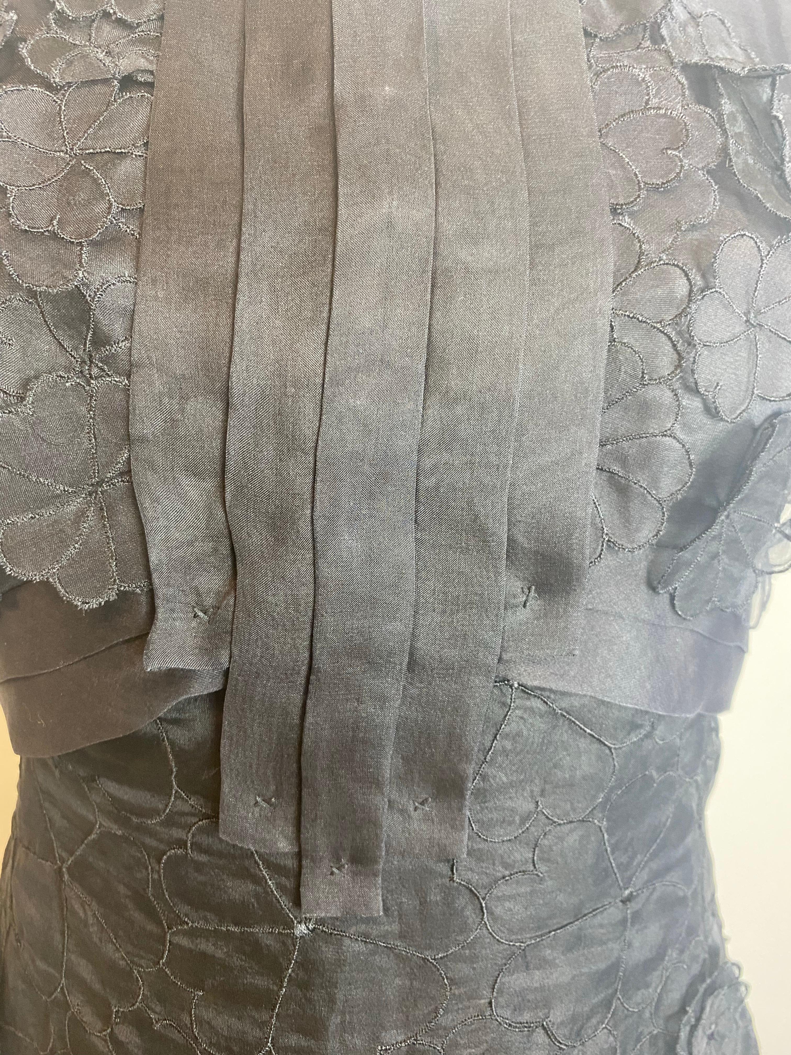 Class Roberto Cavalli black midi dress.
Black floral lace details.
No composition label, it seems to be a silk/synthetic mix.
Fit a 36-38 IT.
Waist 36 cm.
Length 88 cm.
Excellent condition, shows signs of use as shown in the photos.