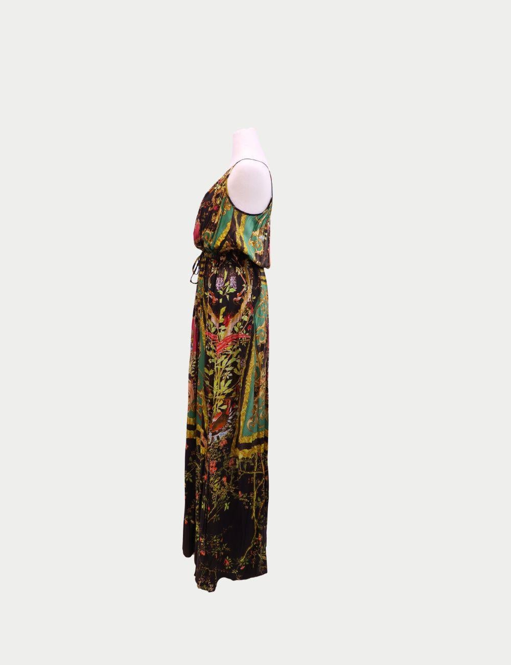 Cavalli - Robe longue à imprimé baroque multicolore

Faites tourner les têtes avec cette robe longue Cavalli qui fait sensation et qui présente un mélange spectaculaire d'imprimés d'inspiration baroque dans de riches tons de joaillerie. Dotée d'une