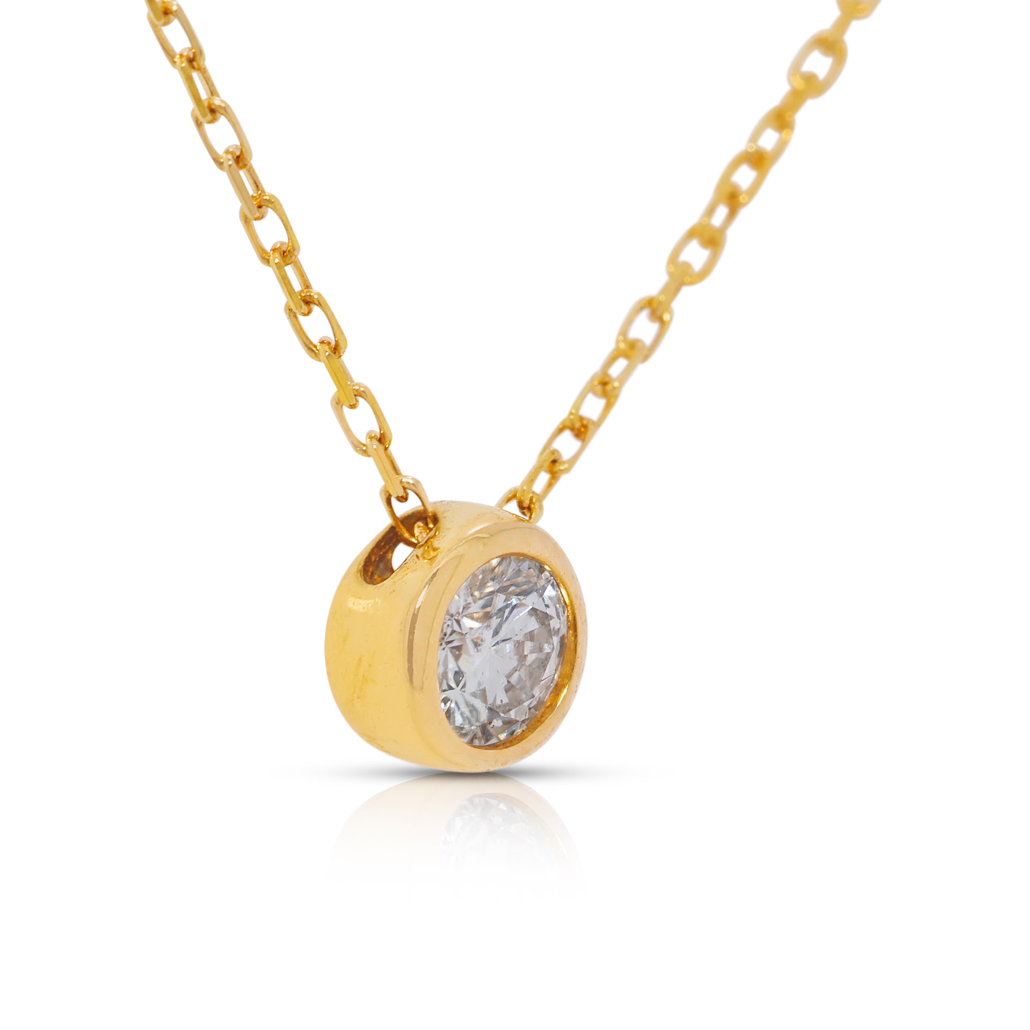 Taille ronde Collier classique en or jaune 18 carats, solitaire en diamant naturel de 0,15 carats en vente