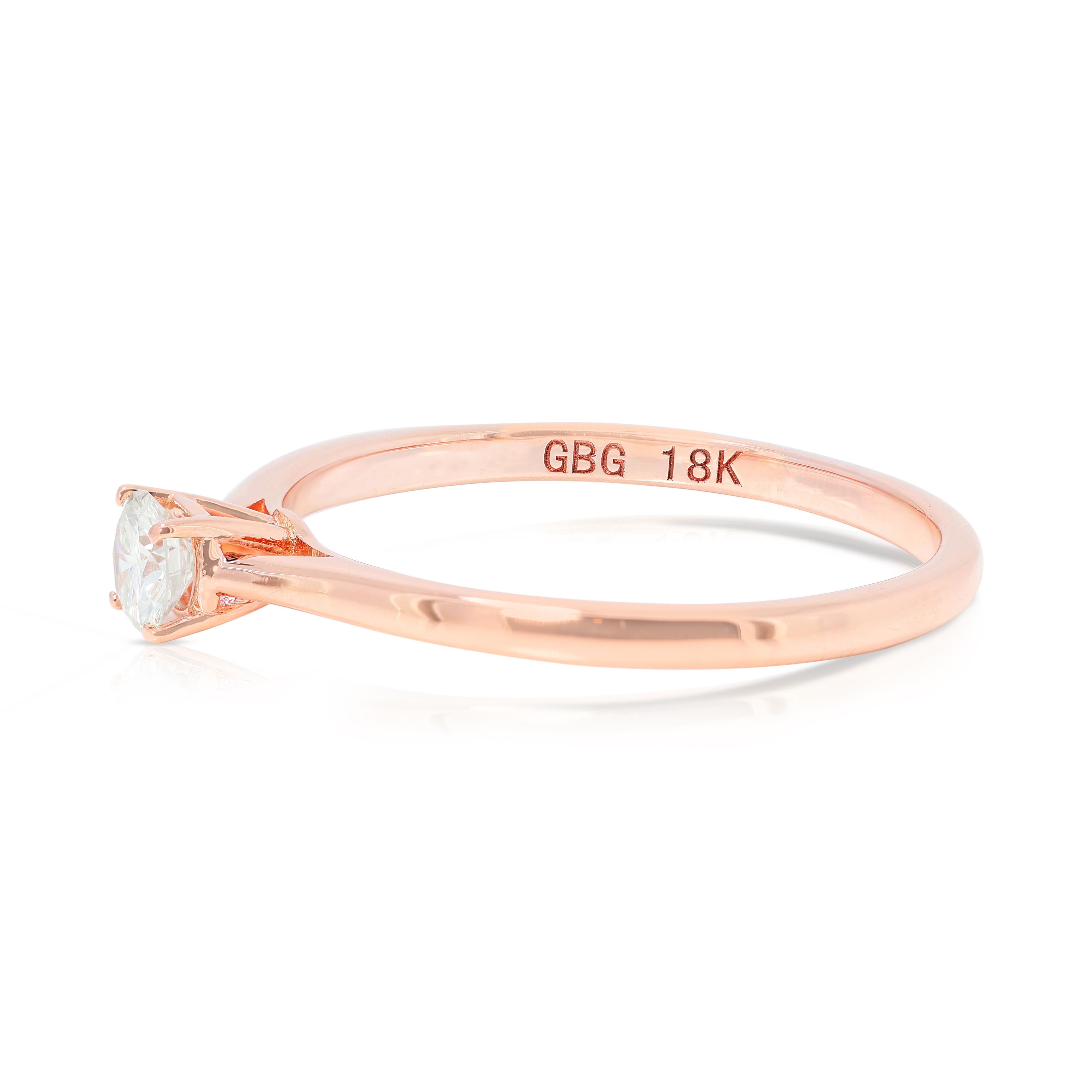 Classic 0.18ct Round Brilliant Diamond Solitaire Ring in 18K Rose Gold im Zustand „Hervorragend“ im Angebot in רמת גן, IL