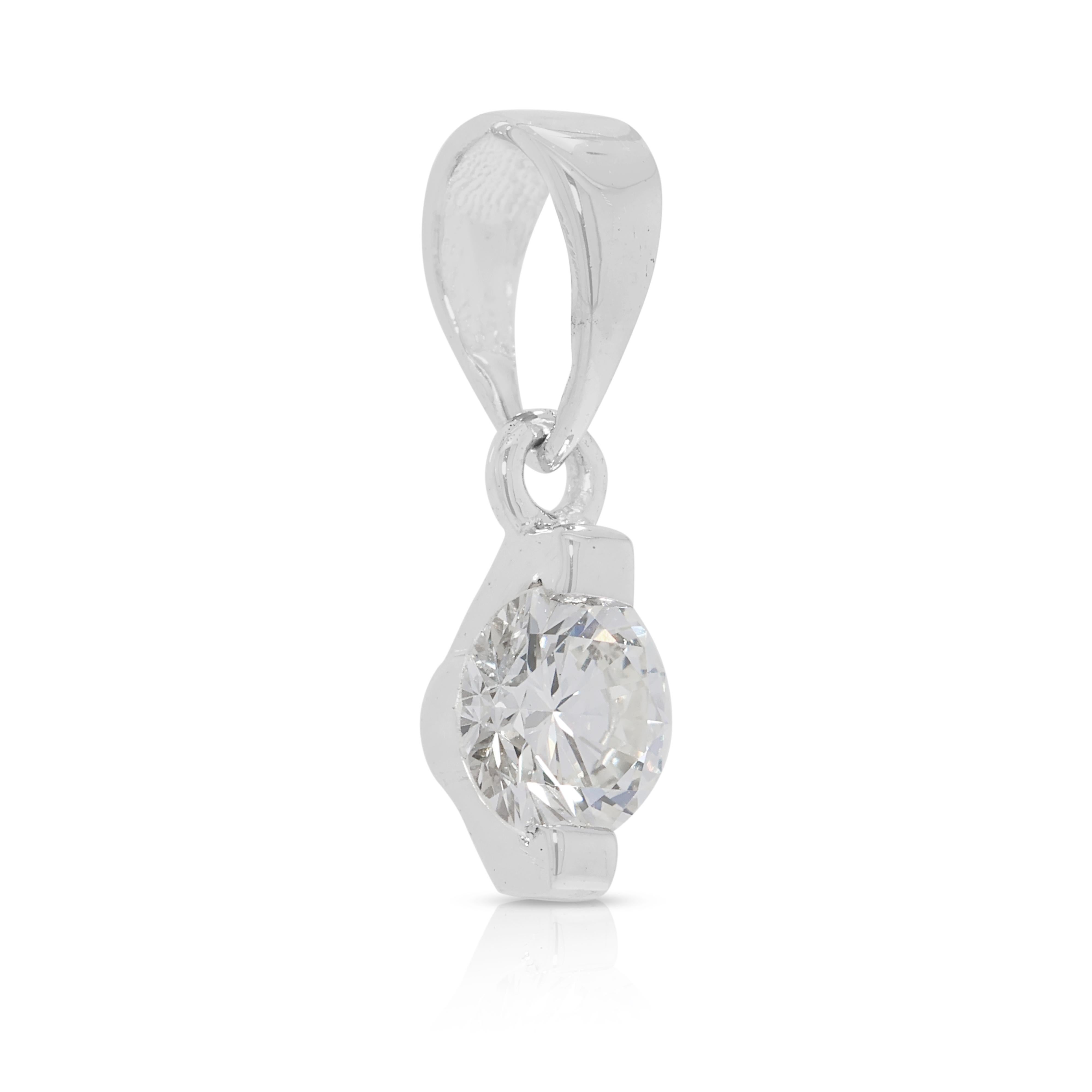 Élevez votre style quotidien avec ce pendentif solitaire brillant, réalisé de manière experte en or blanc 18K lumineux. Conçue pour une élégance sans effort, elle est ornée d'un seul diamant rond naturel captivant de 0,20 ct. Ce diamant exceptionnel