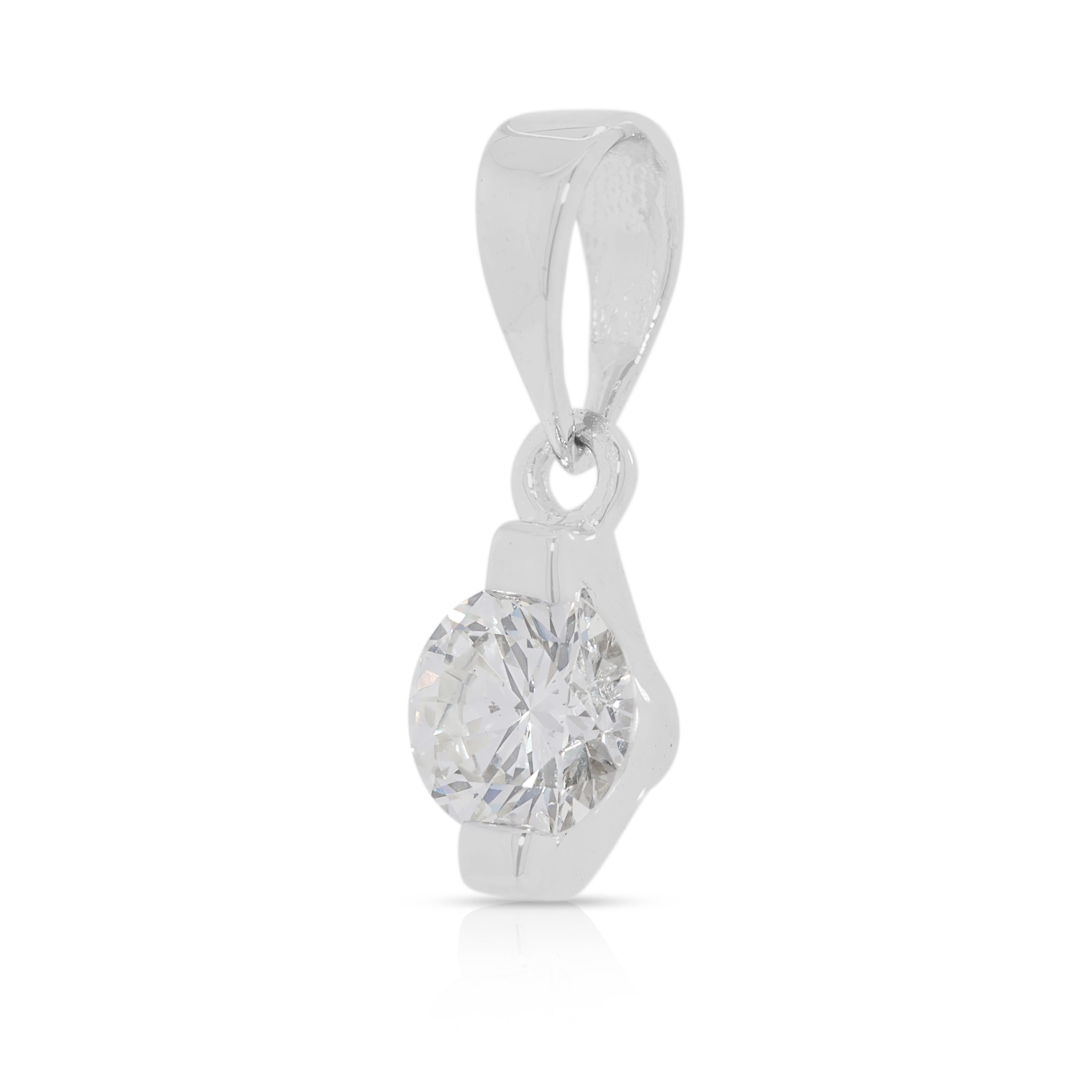 Taille ronde Pendentif classique en or blanc 18 carats avec solitaire en diamant naturel de 0,20 carats en vente