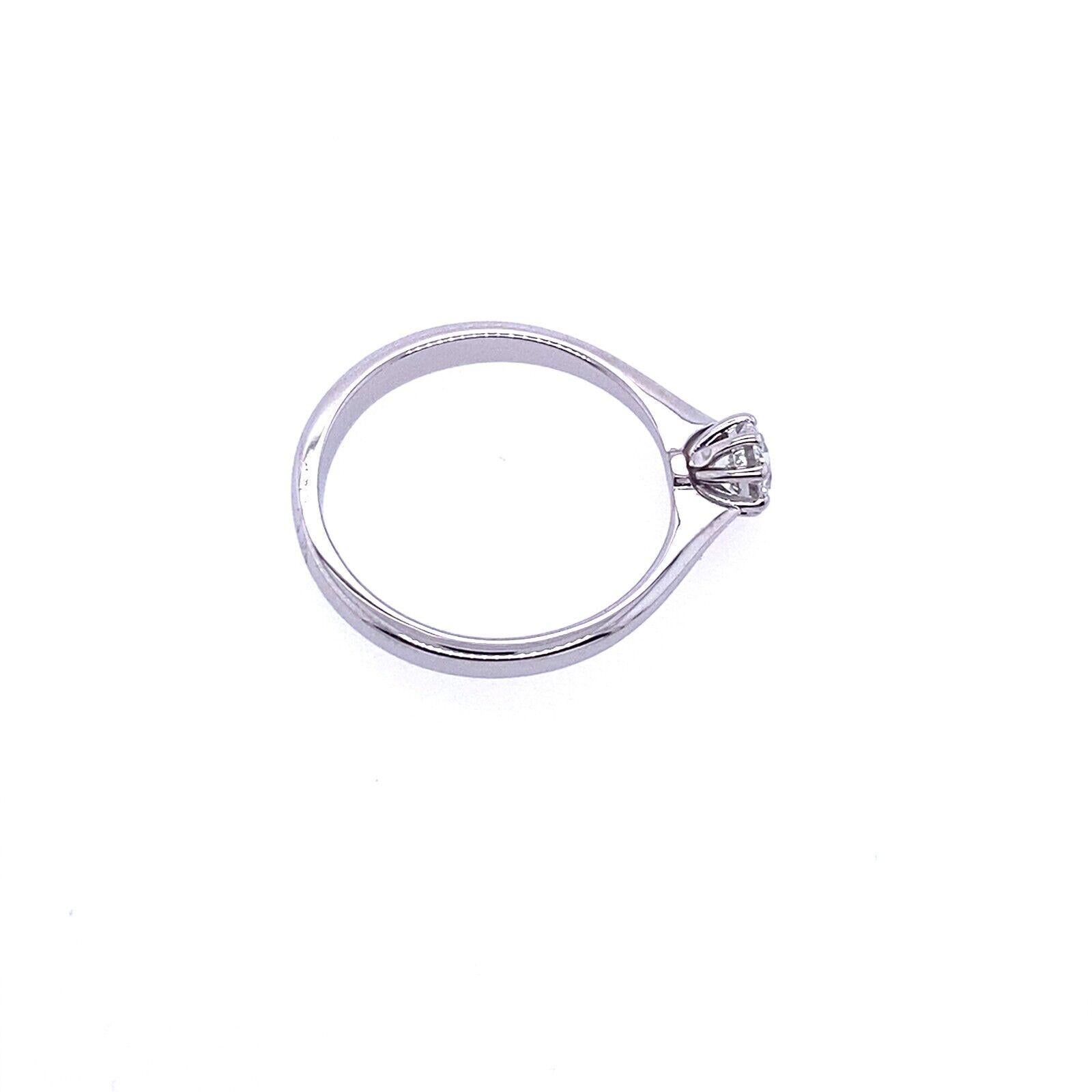 Classic 0.25ct G/VS Round Brilliant Cut Diamond Ring Set In Platinum In Excellent Condition For Sale In London, GB