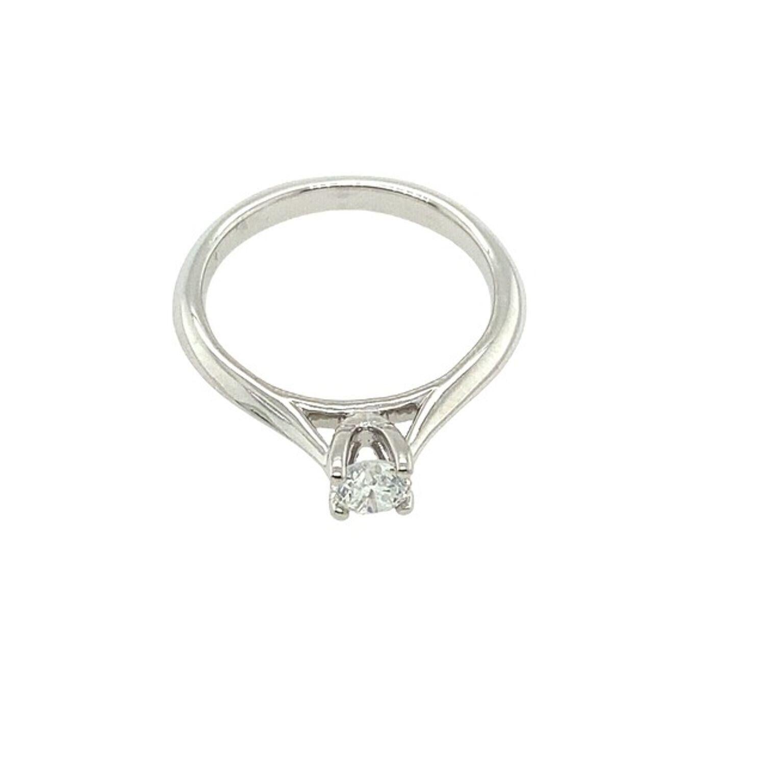 Classic 0.25ct Round Diamond Solitaire Ring Set in Platinum In Excellent Condition For Sale In London, GB
