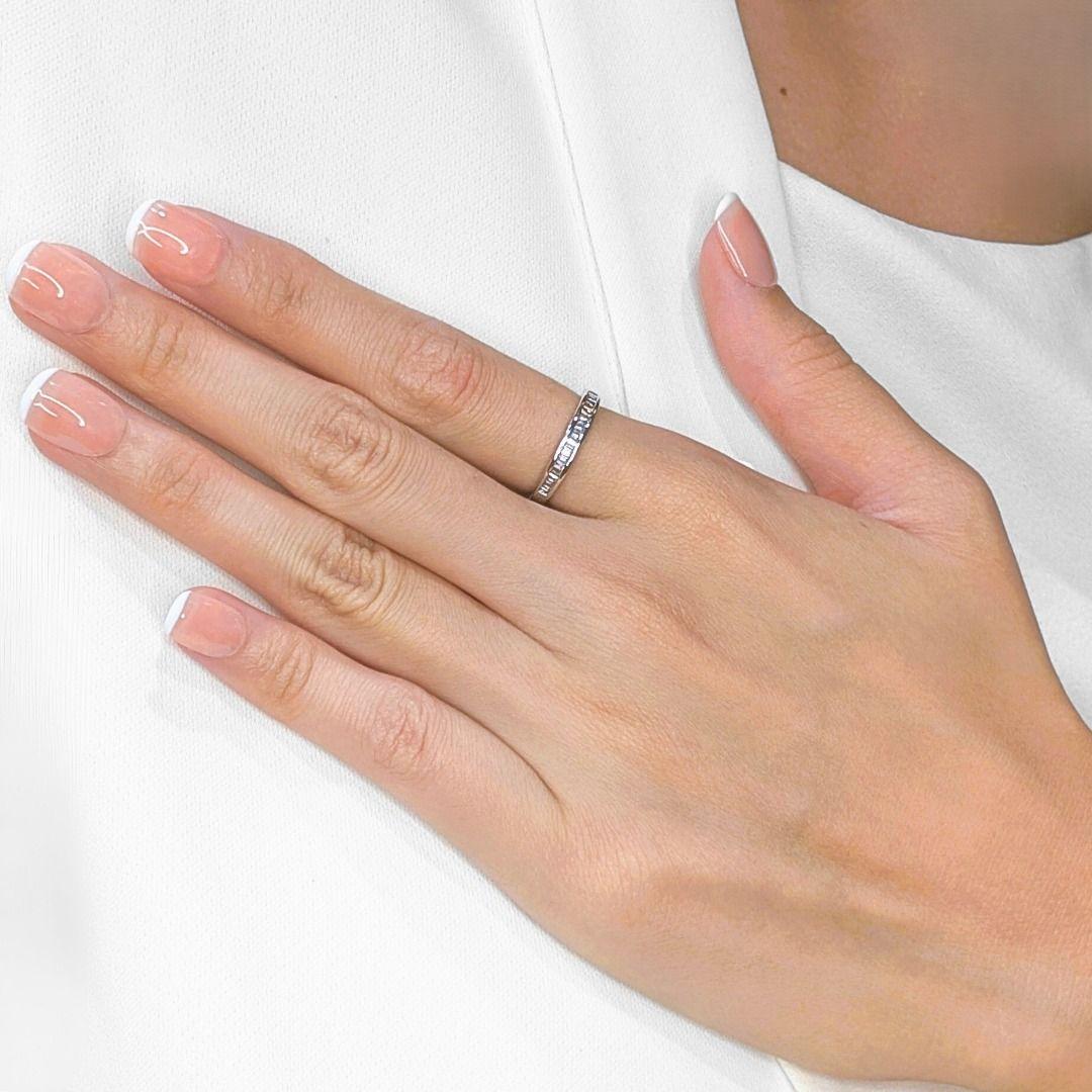 Minimalista ma di grande effetto, questa fascia di diamanti è una scelta senza tempo da indossare tutti i giorni o da impilare. Realizzato in lussuoso oro bianco 18 carati, sfoggia 22 diamanti naturali affusolati per un totale di 0,26 carati,