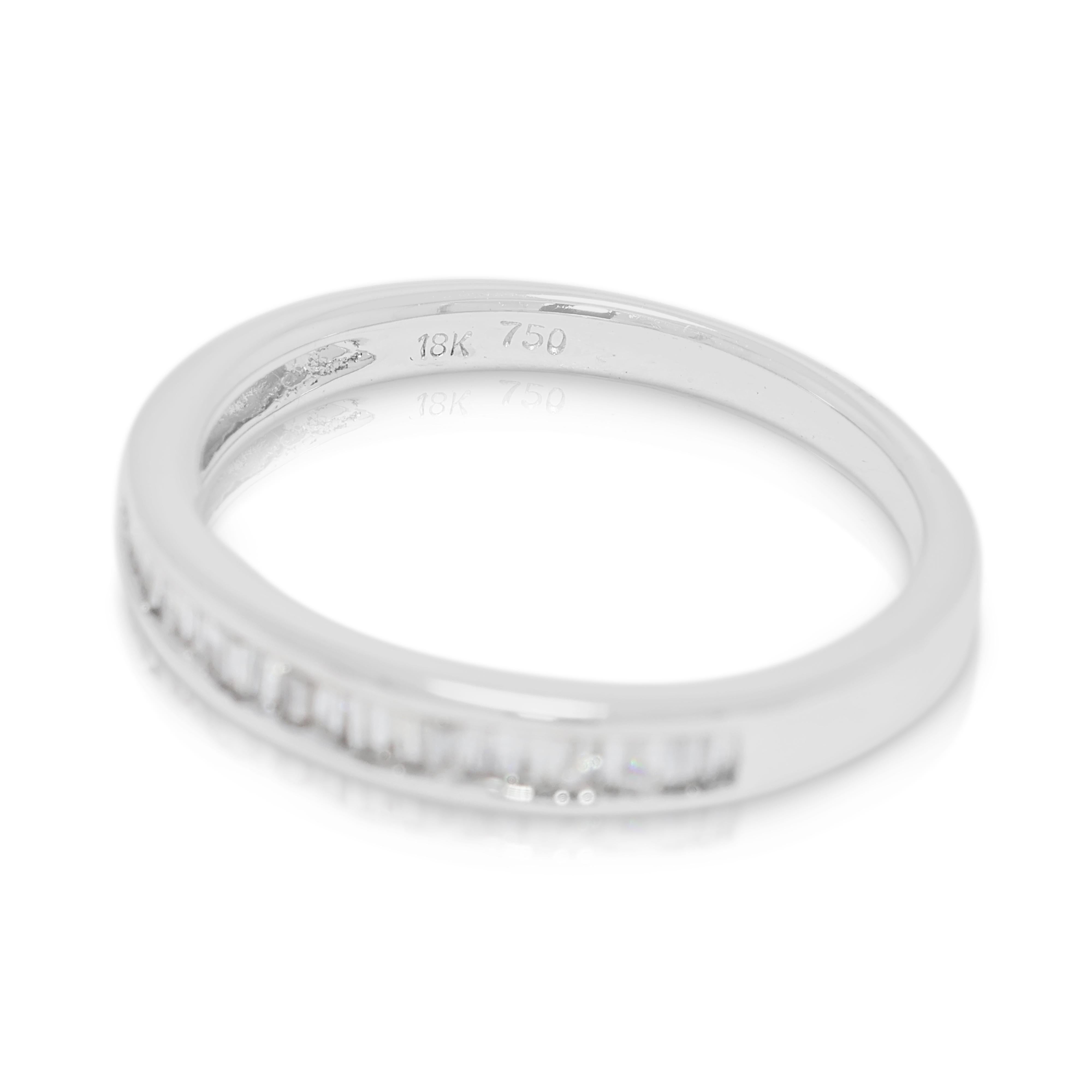 Baguette rastremato Anello classico con diamante naturale da 0,26 carati in oro bianco 18 carati in vendita
