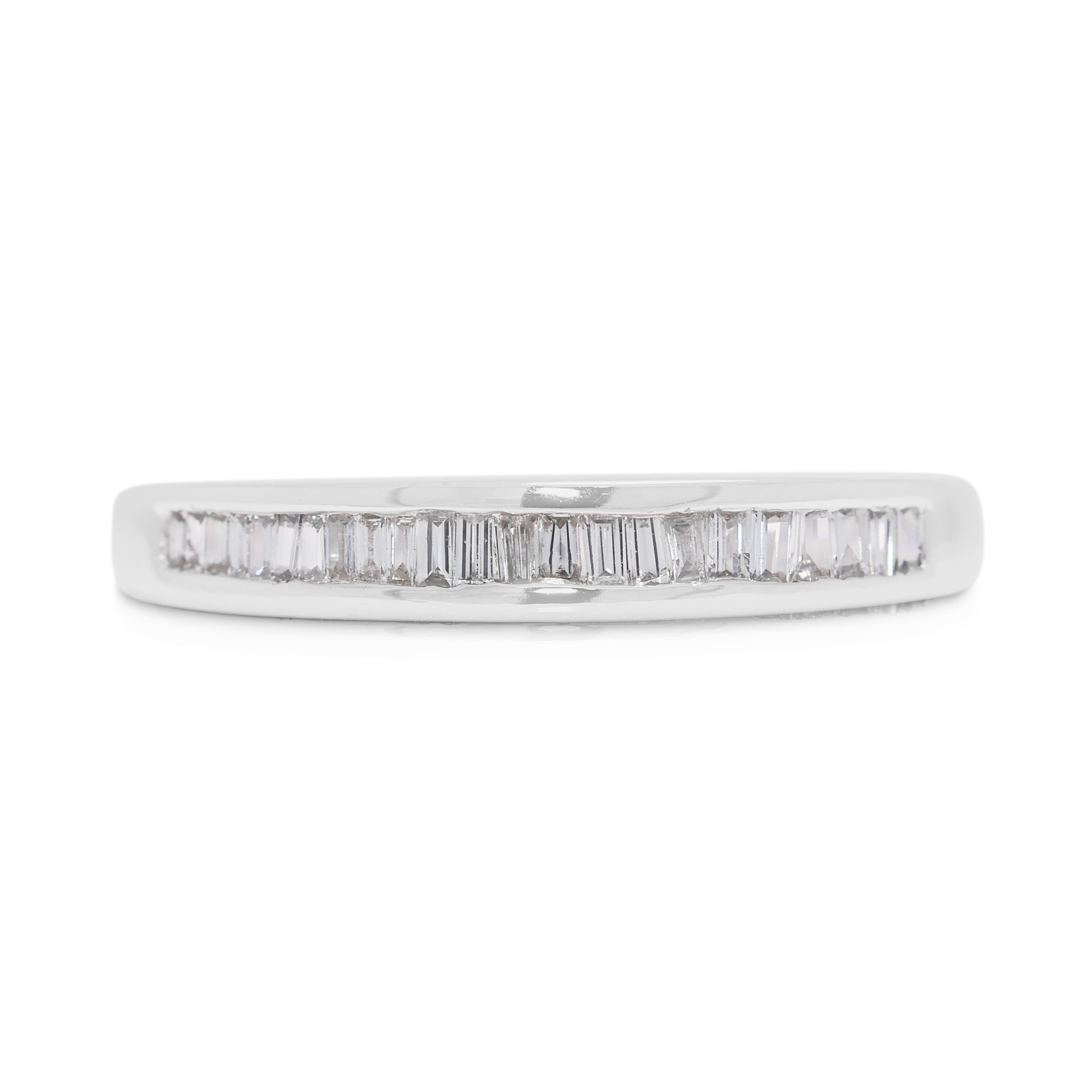 Anello classico con diamante naturale da 0,26 carati in oro bianco 18 carati in vendita