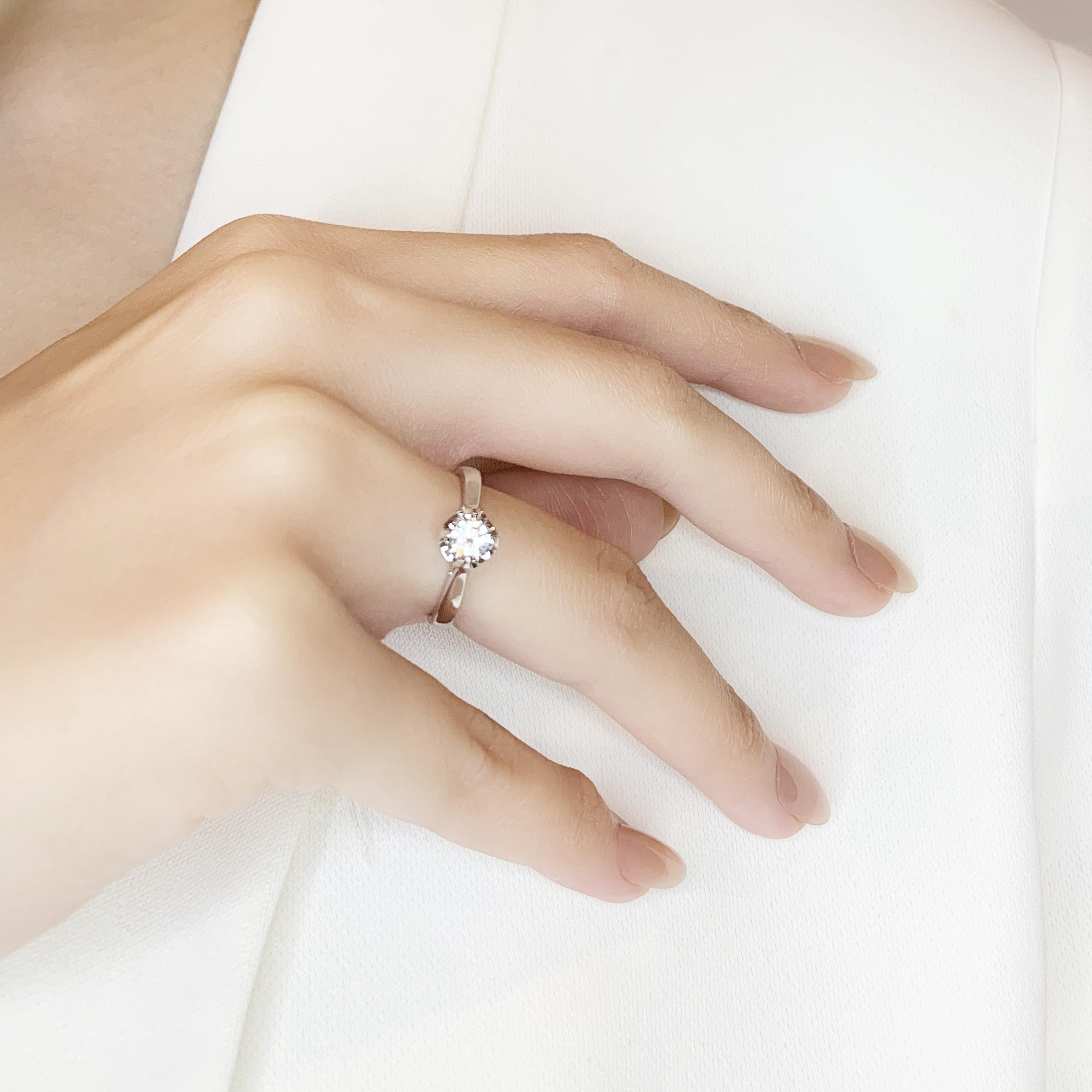 Experience timeless elegance with this stunning ring, meticulously crafted from 18K white gold. Featuring a single round brilliant diamond with a carat weight of 0.28ct, this exquisite stone boasts an H color grade and VS clarity. With a total