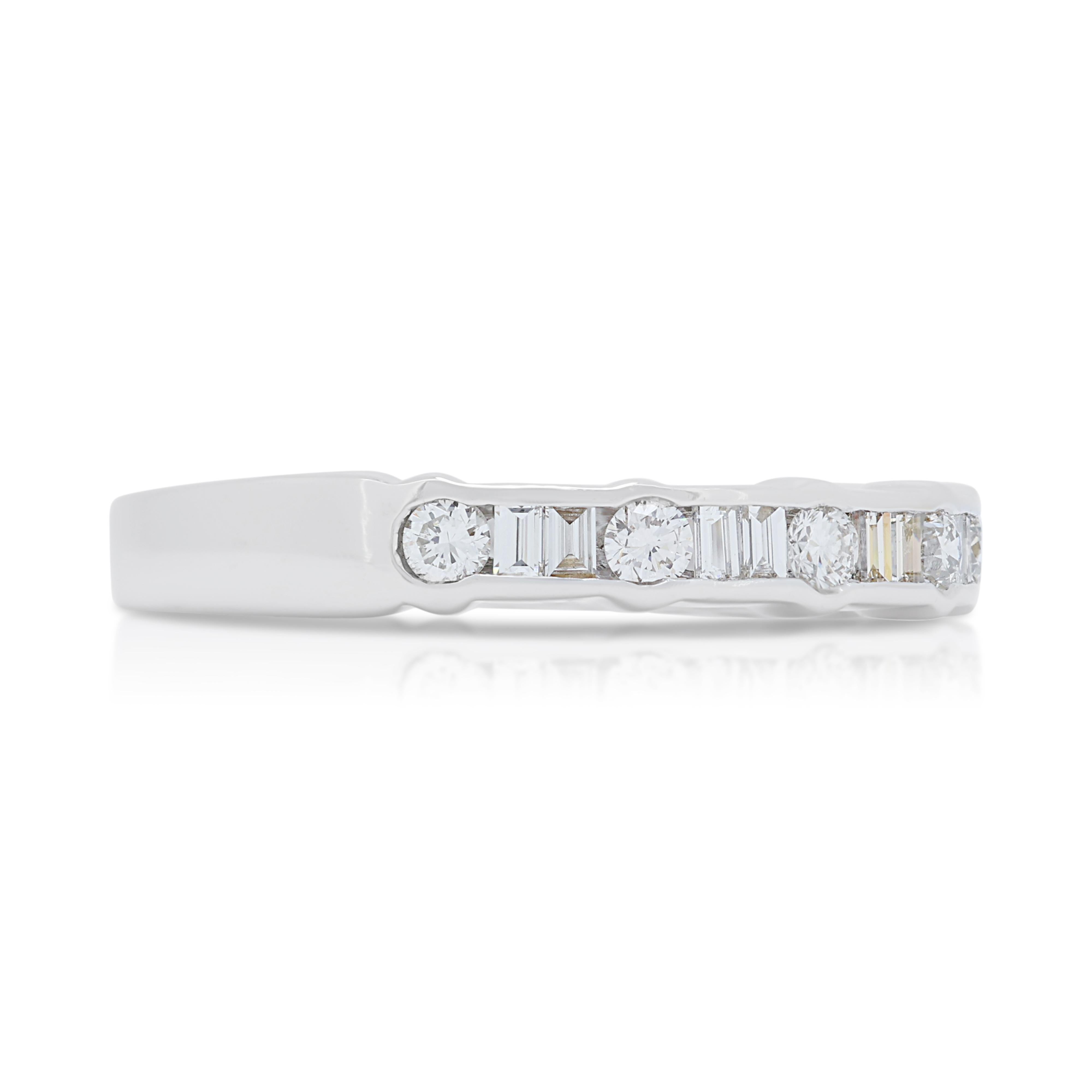 Taille ronde Classic 0.30ct Diamond Band Ring en or blanc 18K en vente