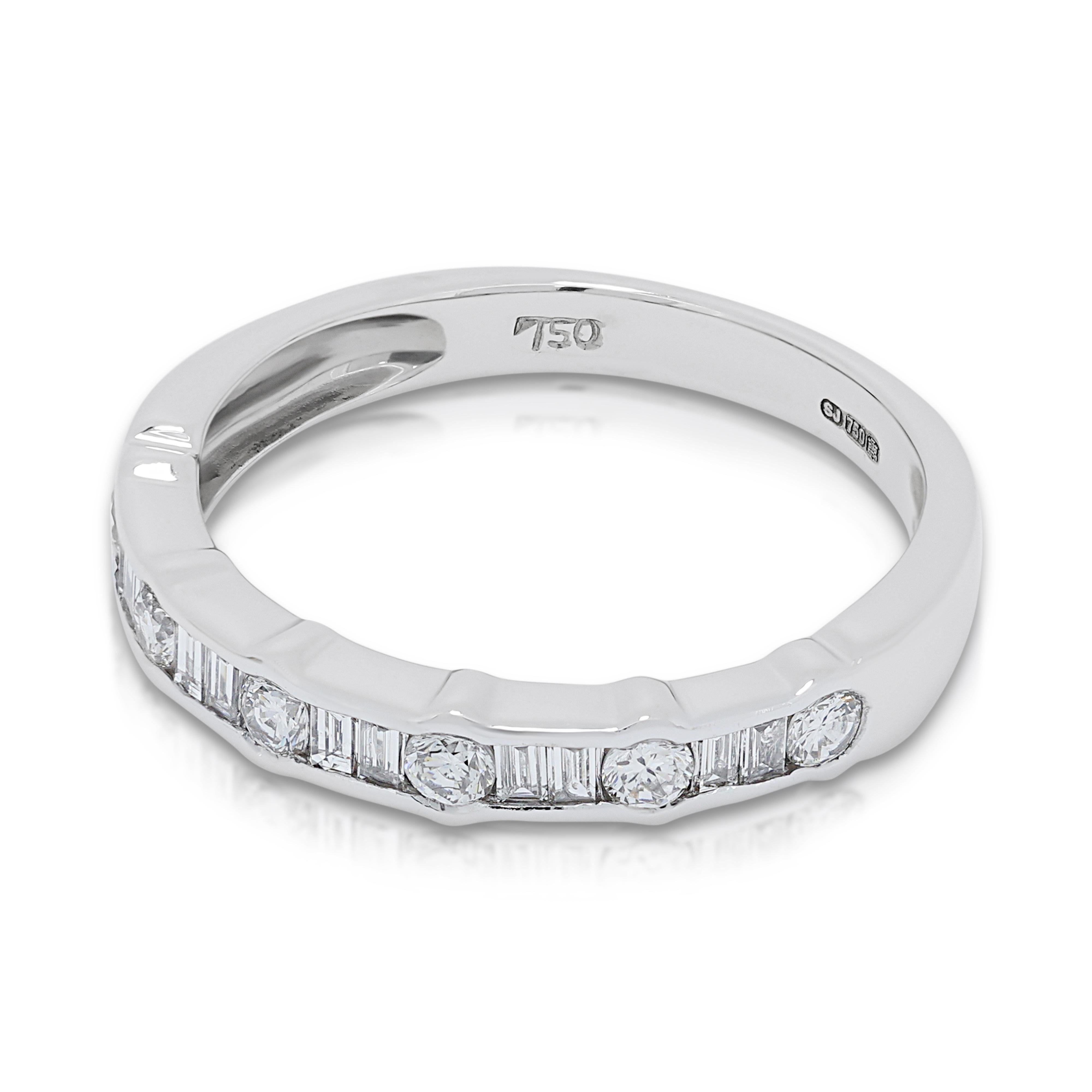 Classic 0.30ct Diamond Band Ring en or blanc 18K Excellent état - En vente à רמת גן, IL