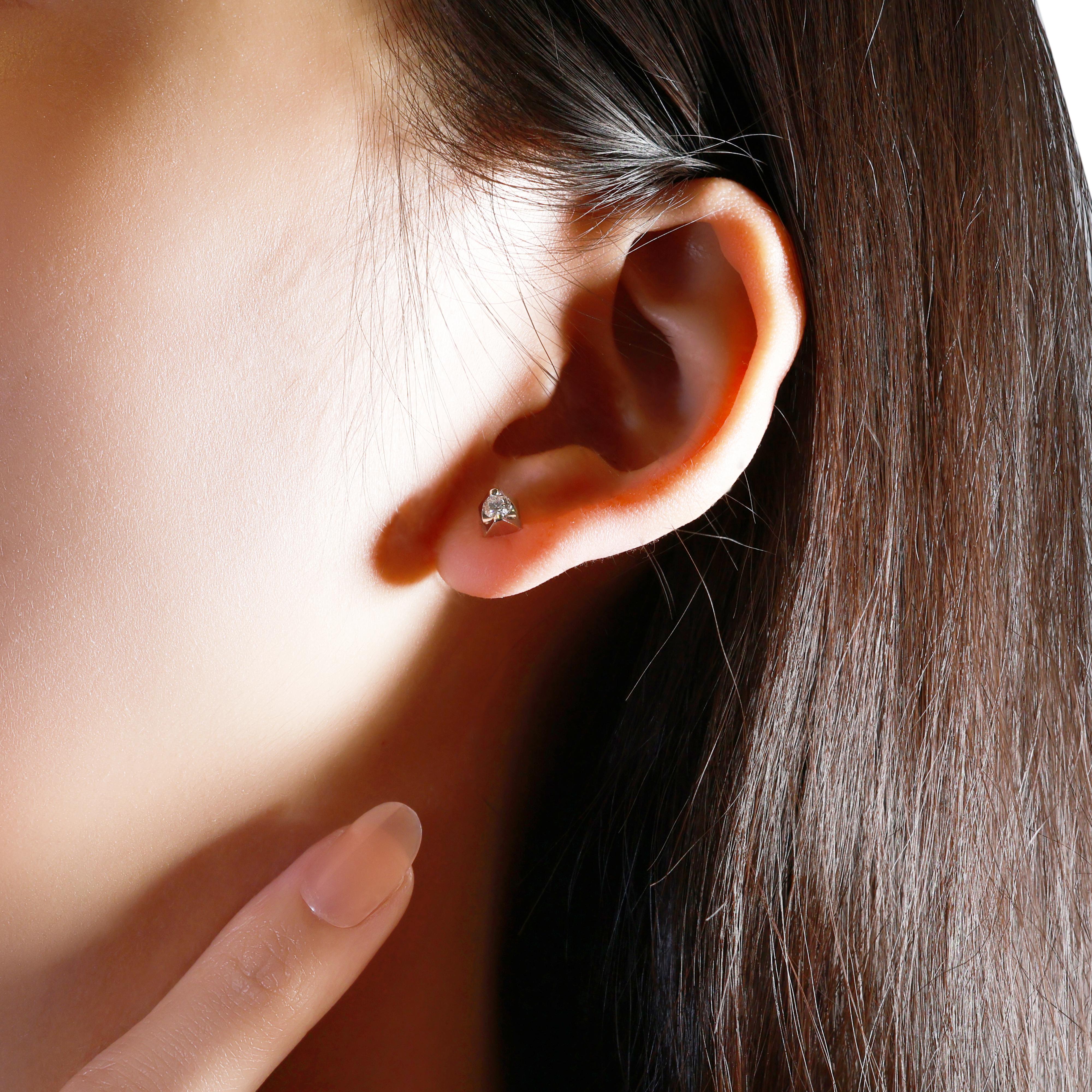 Élevez votre élégance avec ces superbes boucles d'oreilles en or blanc 18 carats. Elle est ornée de deux diamants ronds de taille experte d'un poids total de 0,3 carat.  La conception élégante et légère garantit un port confortable et luxueux.