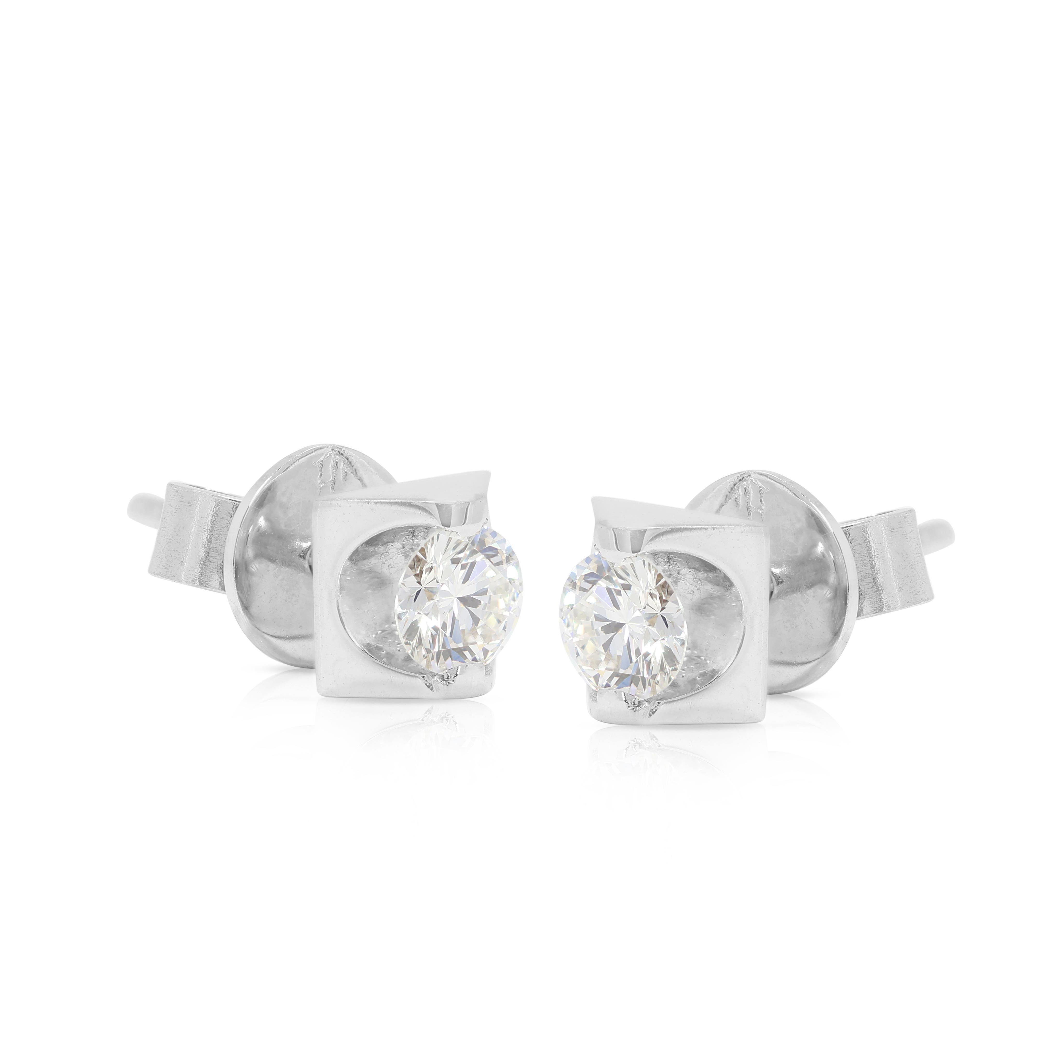 Taille ronde Boucles d'oreilles classiques en or blanc 18 carats, diamant rond brillant de 0,30 ct. en vente