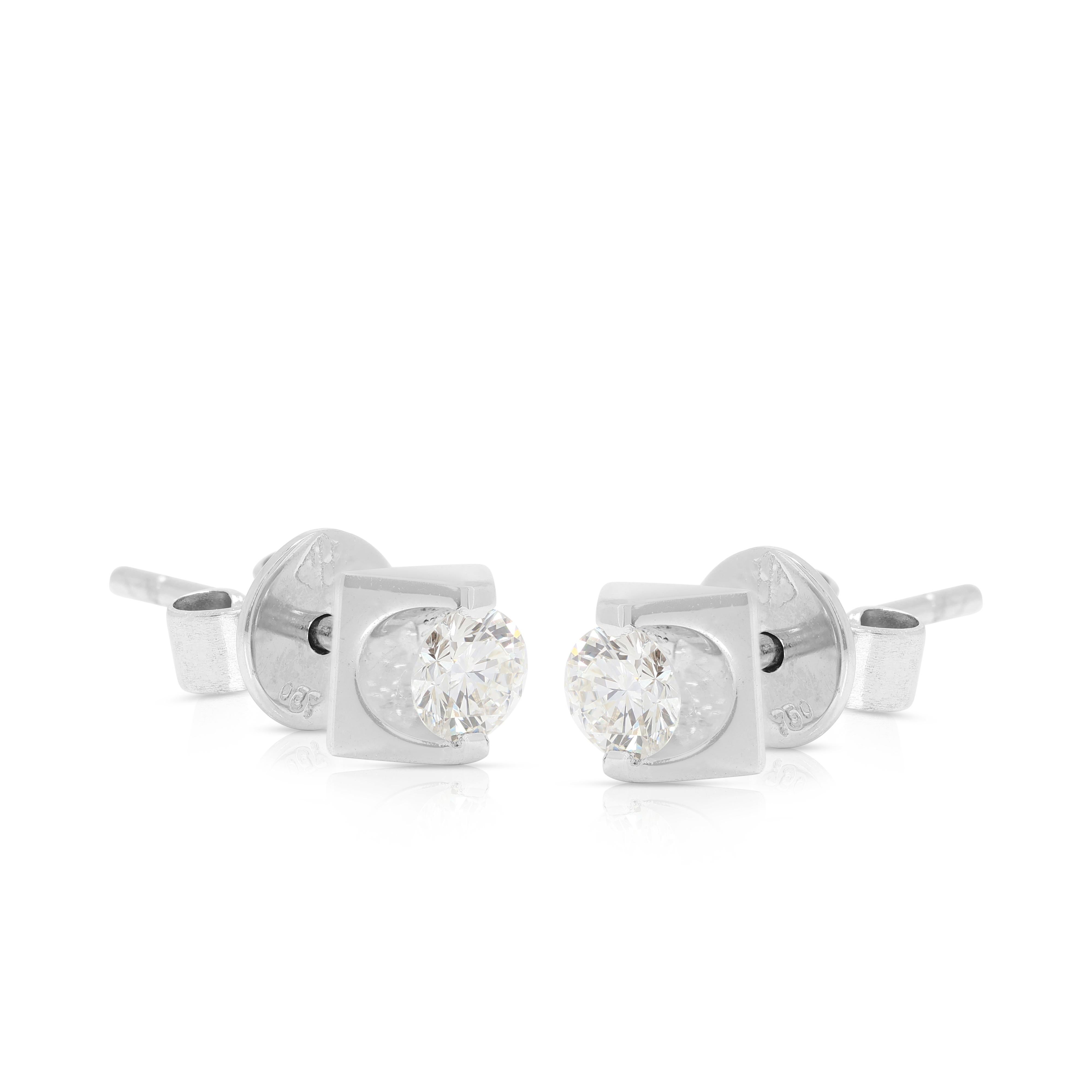 Boucles d'oreilles classiques en or blanc 18 carats, diamant rond brillant de 0,30 ct. Excellent état - En vente à רמת גן, IL