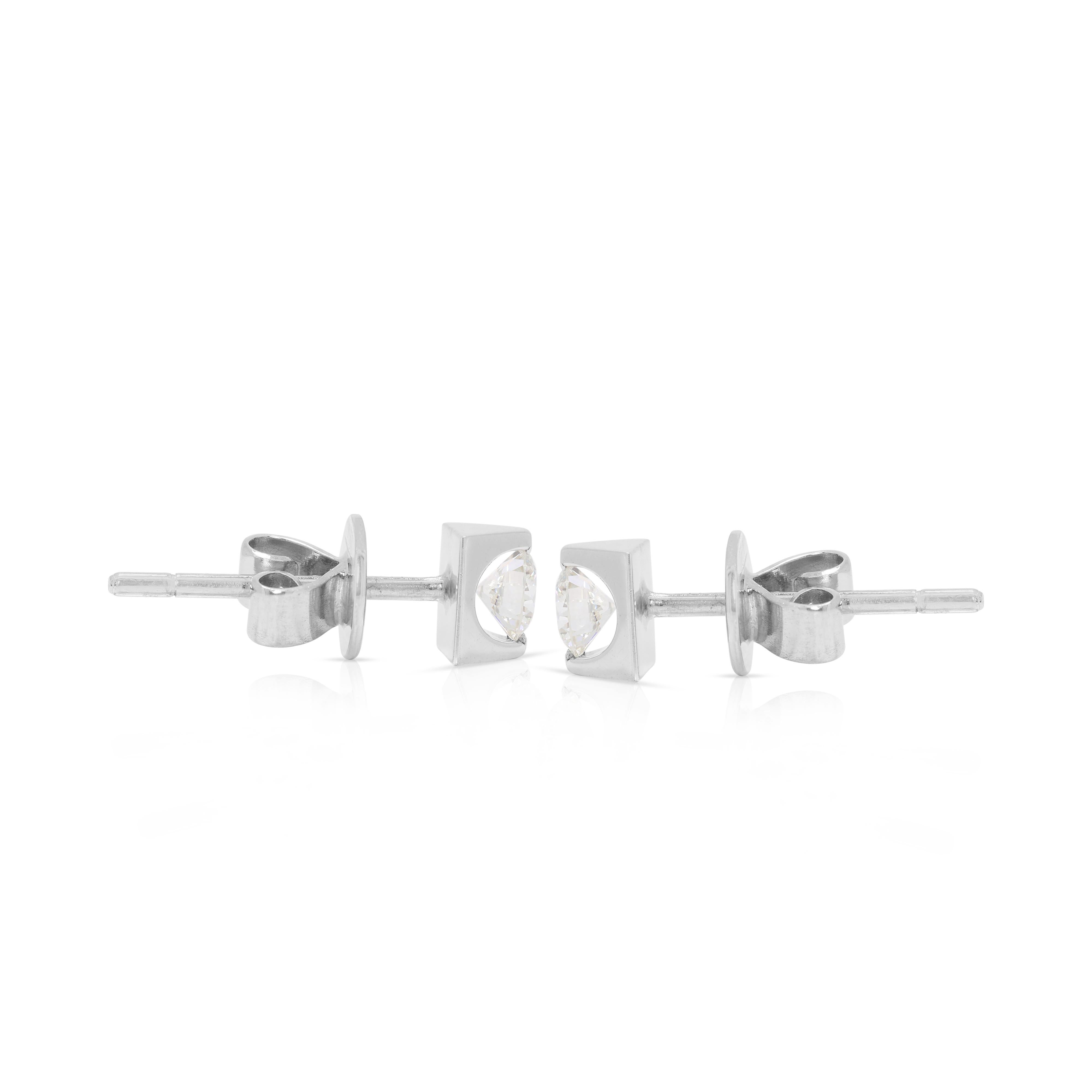 Boucles d'oreilles classiques en or blanc 18 carats, diamant rond brillant de 0,30 ct. Pour femmes en vente