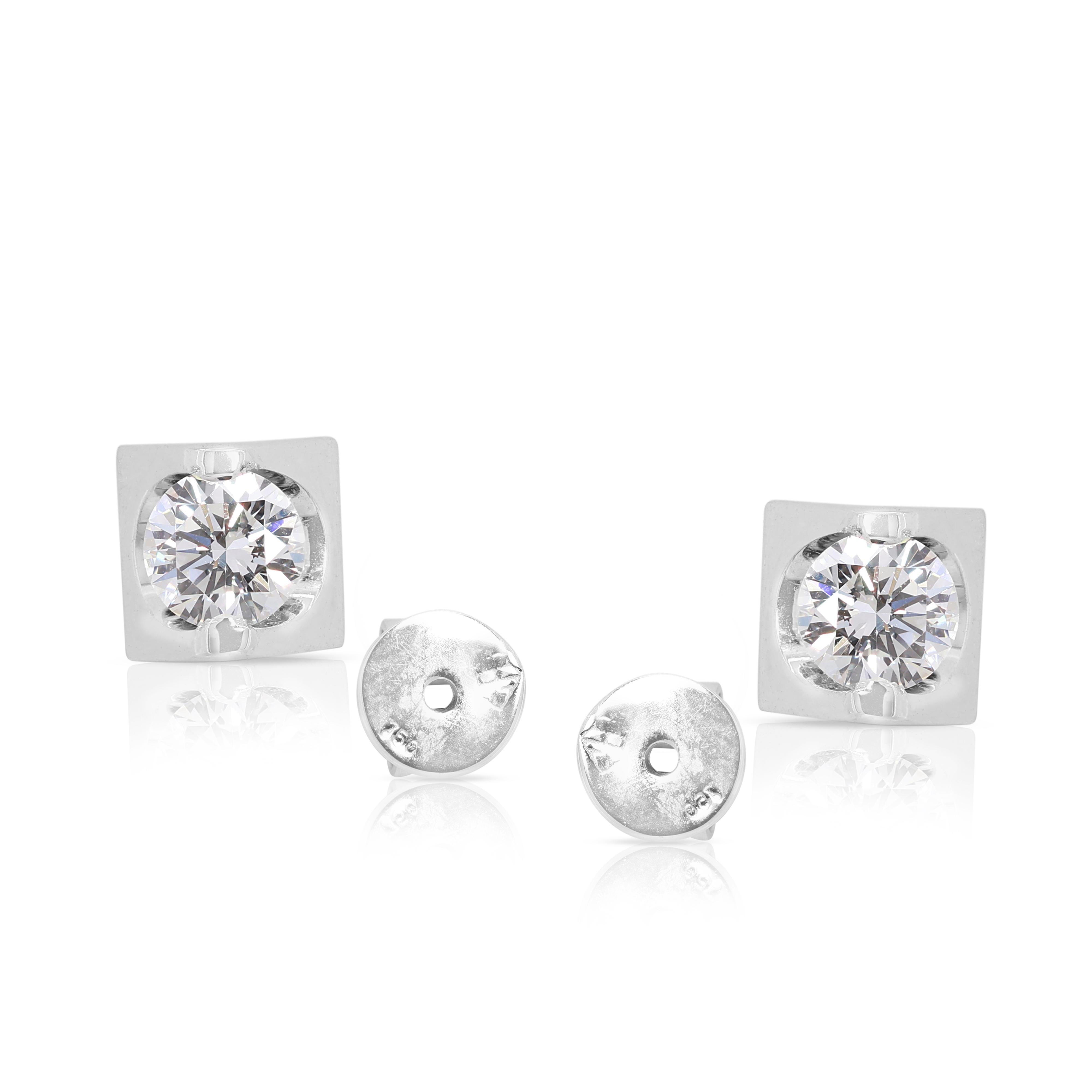 Boucles d'oreilles classiques en or blanc 18 carats, diamant rond brillant de 0,30 ct. en vente 2