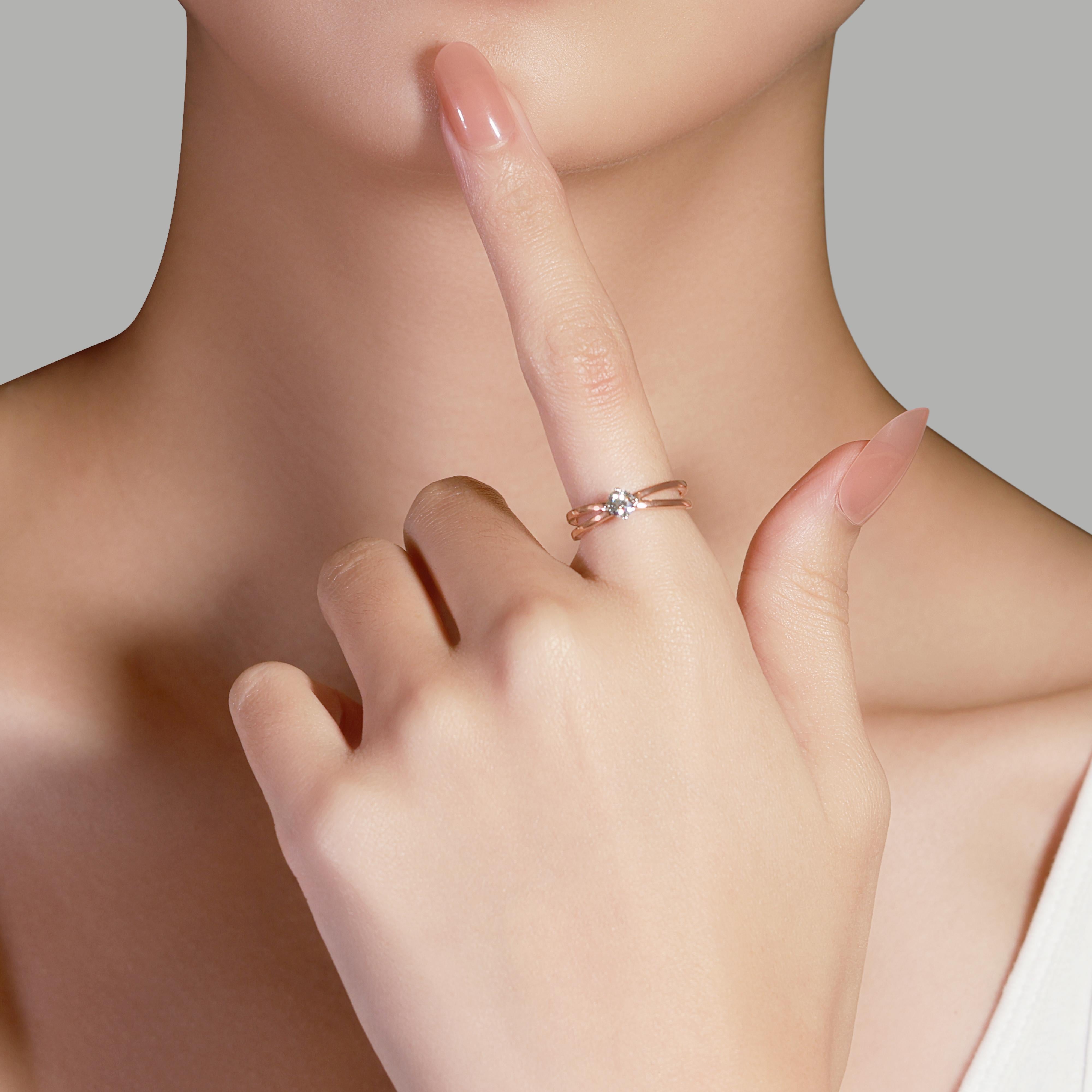 Questo elegante anello è realizzato in oro bicolore 18 carati e presenta uno splendido diamante naturale tondo brillante con una caratura di 0,31 carati. Il diamante vanta un grado di colore G e un grado di purezza VS1, garantendo un'eccellente