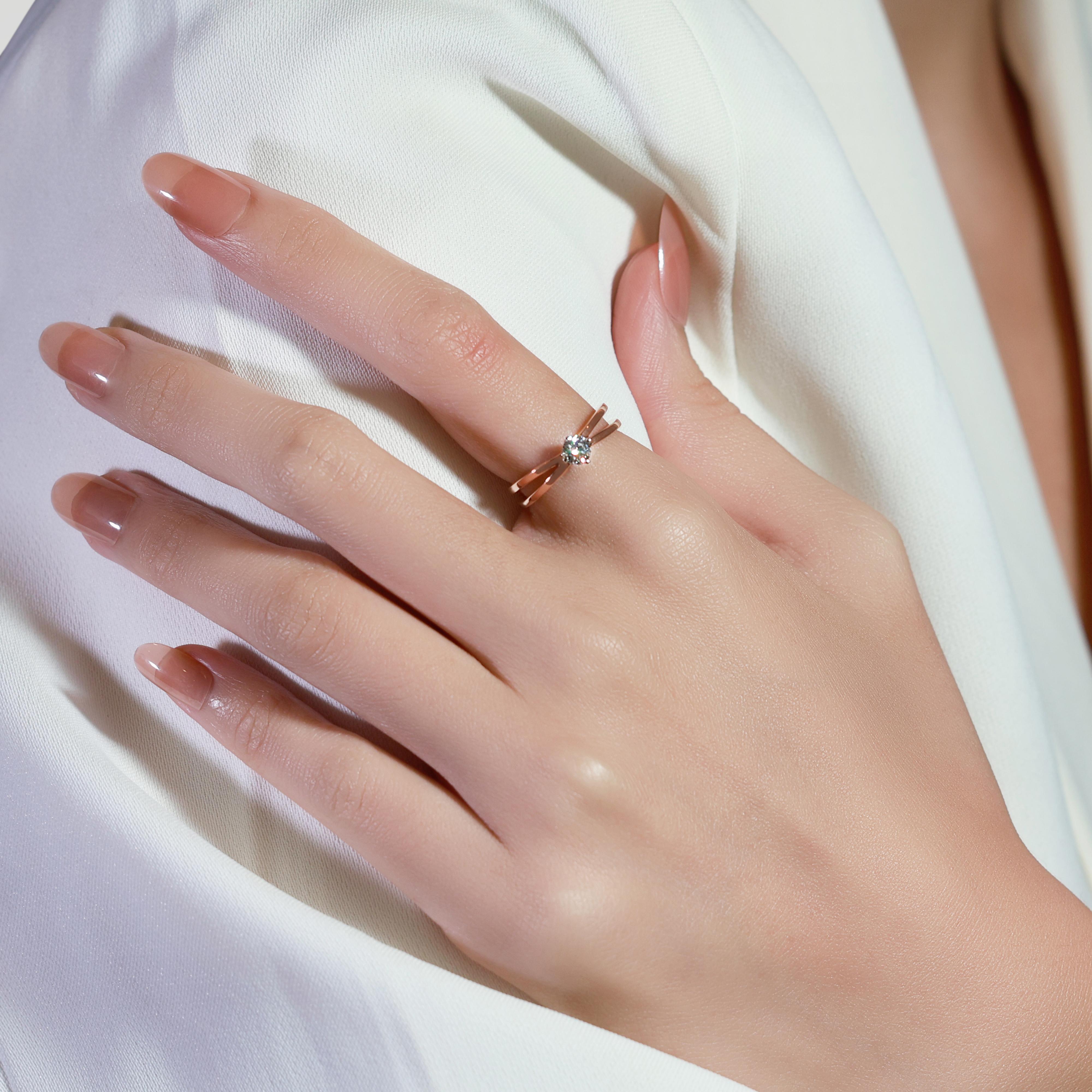 Anello classico con diamanti naturali tondi e brillanti da 0,31 ct in oro bicolore 18 carati in vendita 3