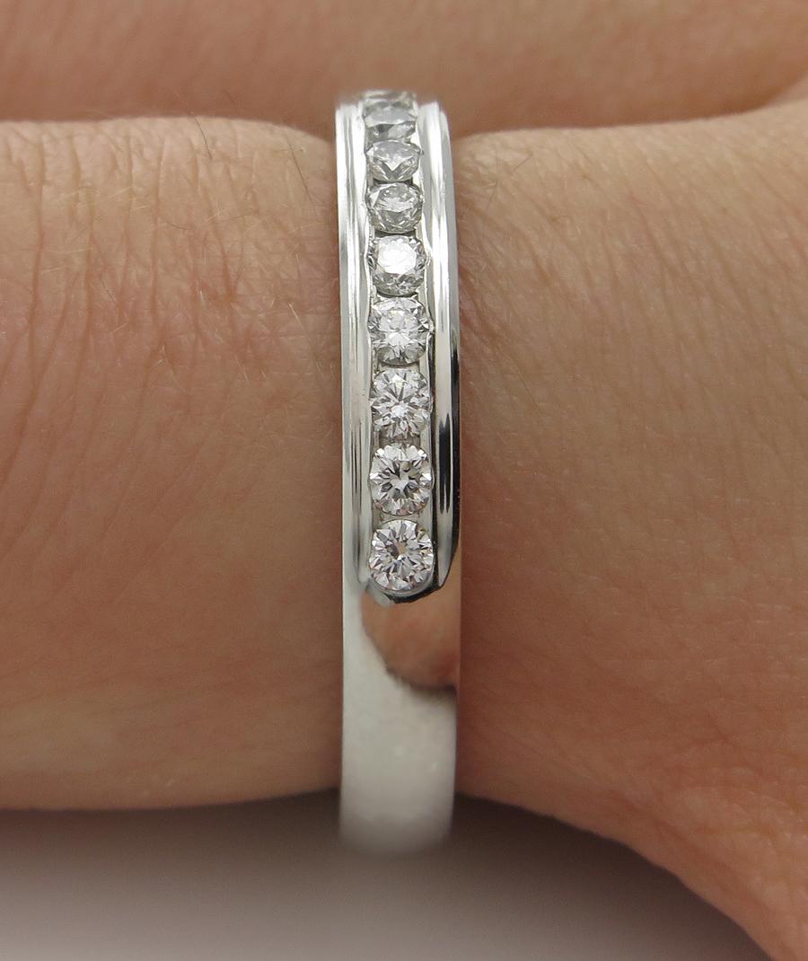 Alliance d'anniversaire de mariage classique en platine massif avec diamants ronds 0,33 carat en vente 7