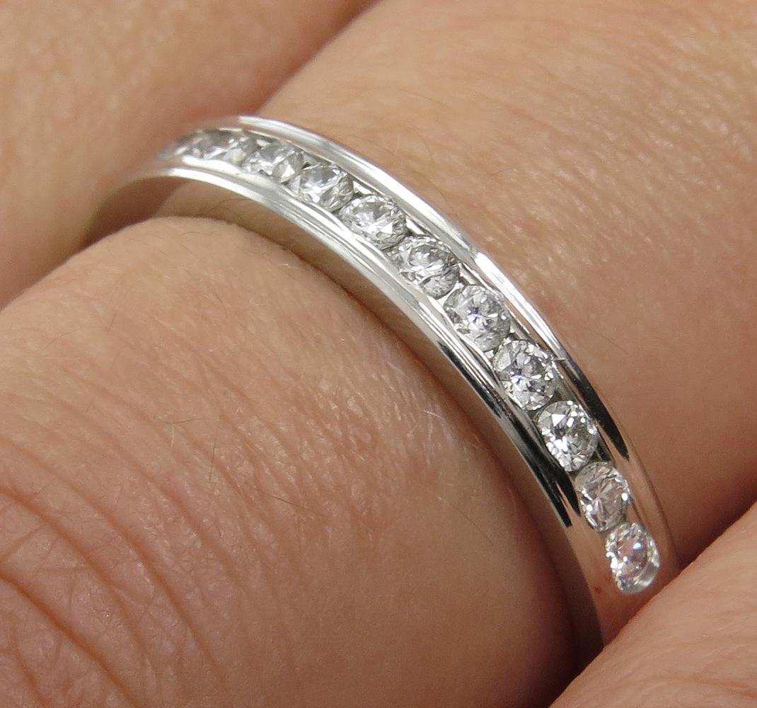 Alliance d'anniversaire de mariage classique en platine massif avec diamants ronds 0,33 carat en vente 8