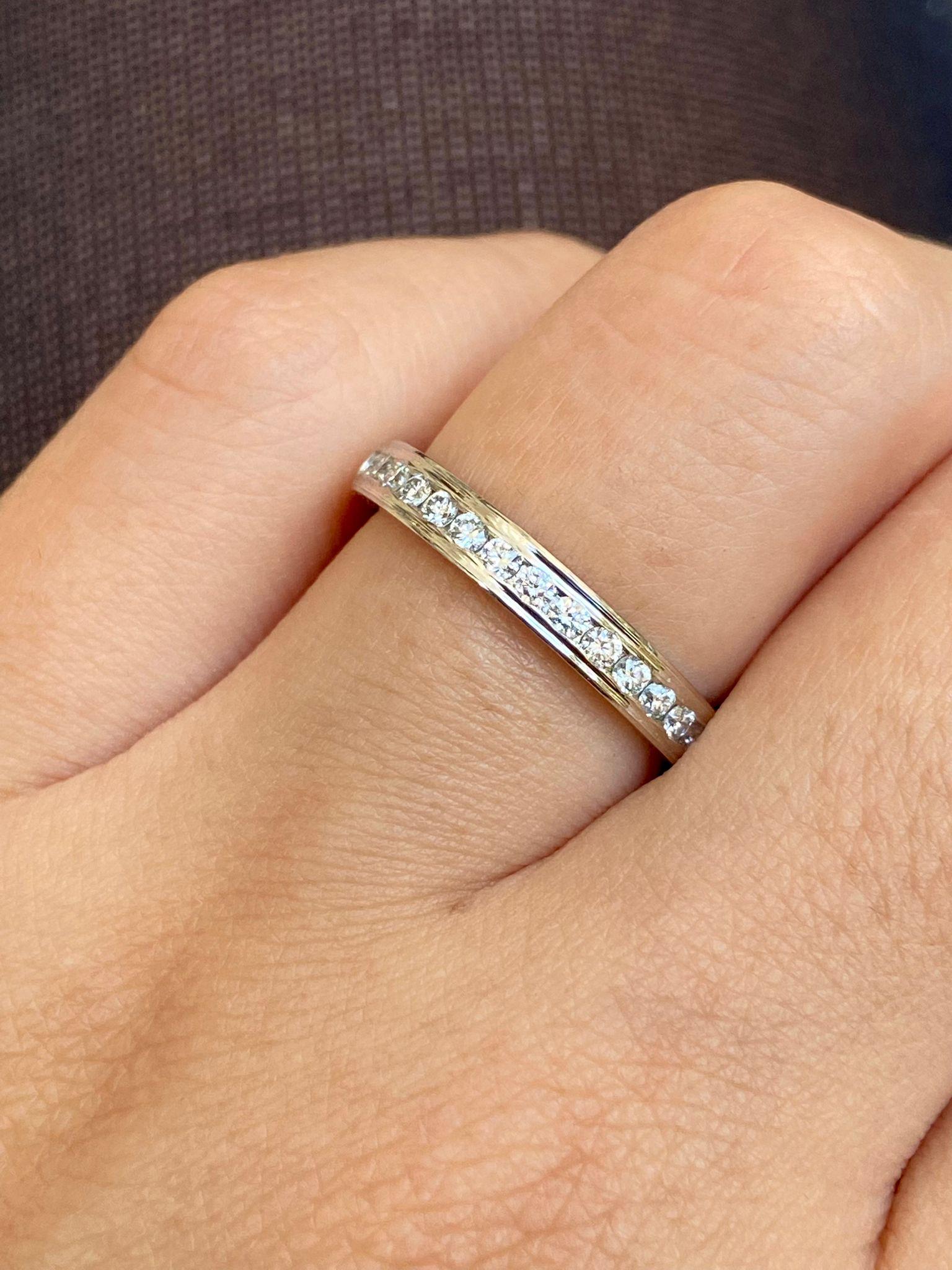 Alliance d'anniversaire de mariage classique en platine massif avec diamants ronds 0,33 carat en vente 11