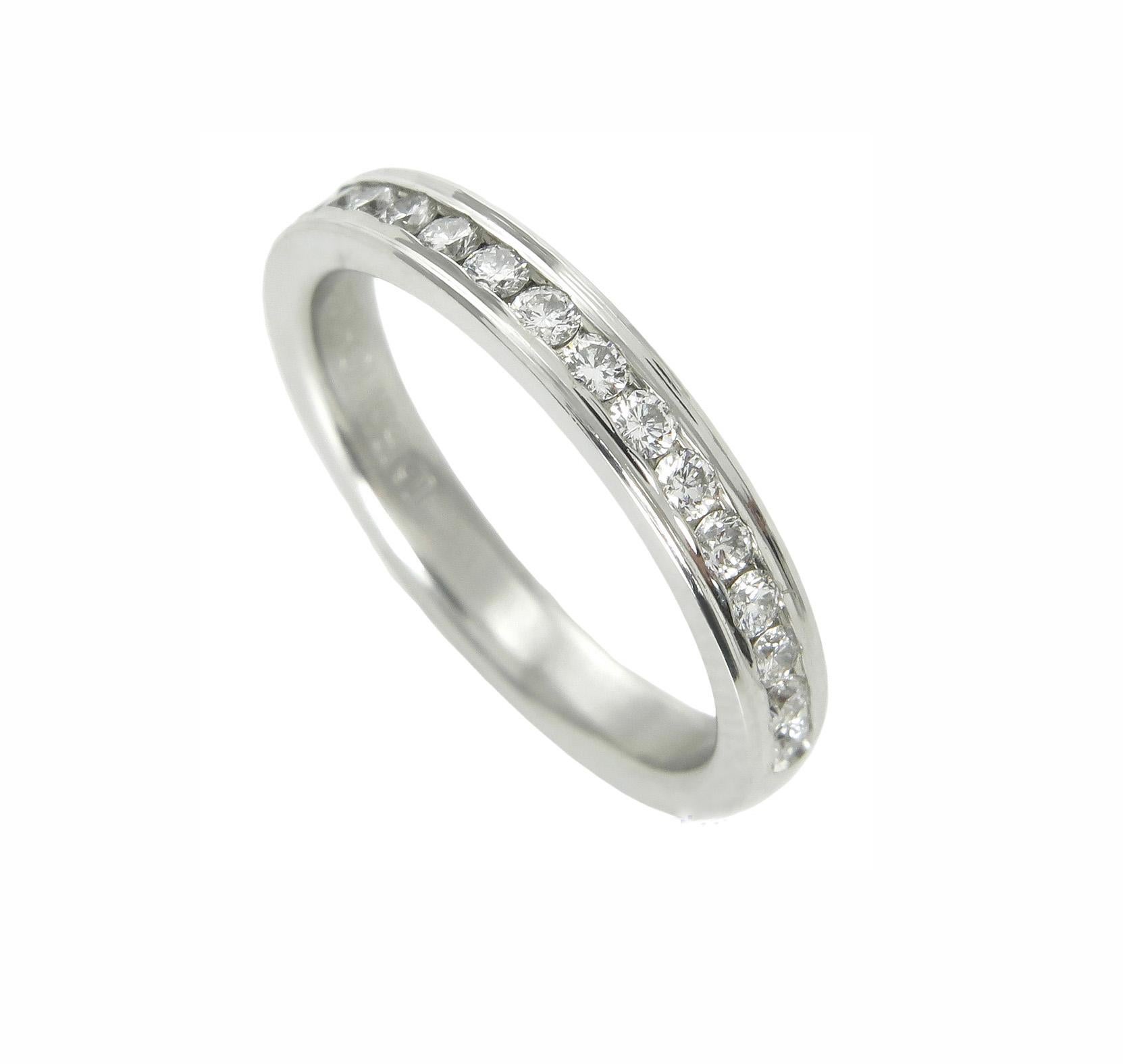 Taille ronde Alliance d'anniversaire de mariage classique en platine massif avec diamants ronds 0,33 carat en vente
