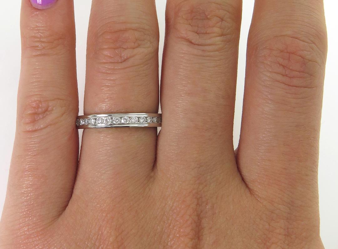 Alliance d'anniversaire de mariage classique en platine massif avec diamants ronds 0,33 carat en vente 4