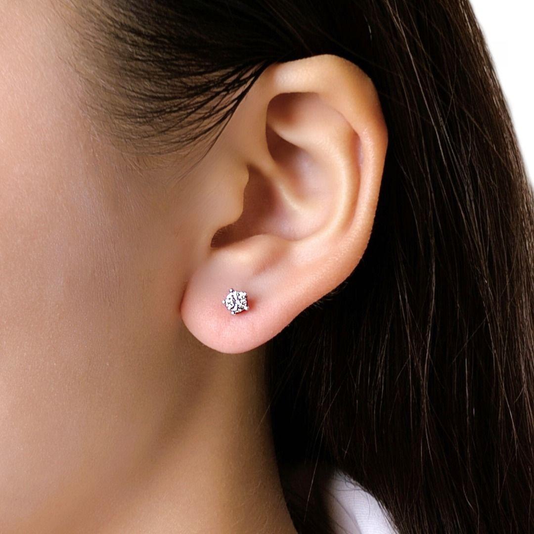 Due pietre. Tutti gli incendi. Questo diamante tondo brillante da 0,36 carati, di colore G e purezza VS, si trova al centro di un'elegante incastonatura a cinque punte in oro bianco 18 carati che punta tutto sulla pulizia delle linee e sul massimo