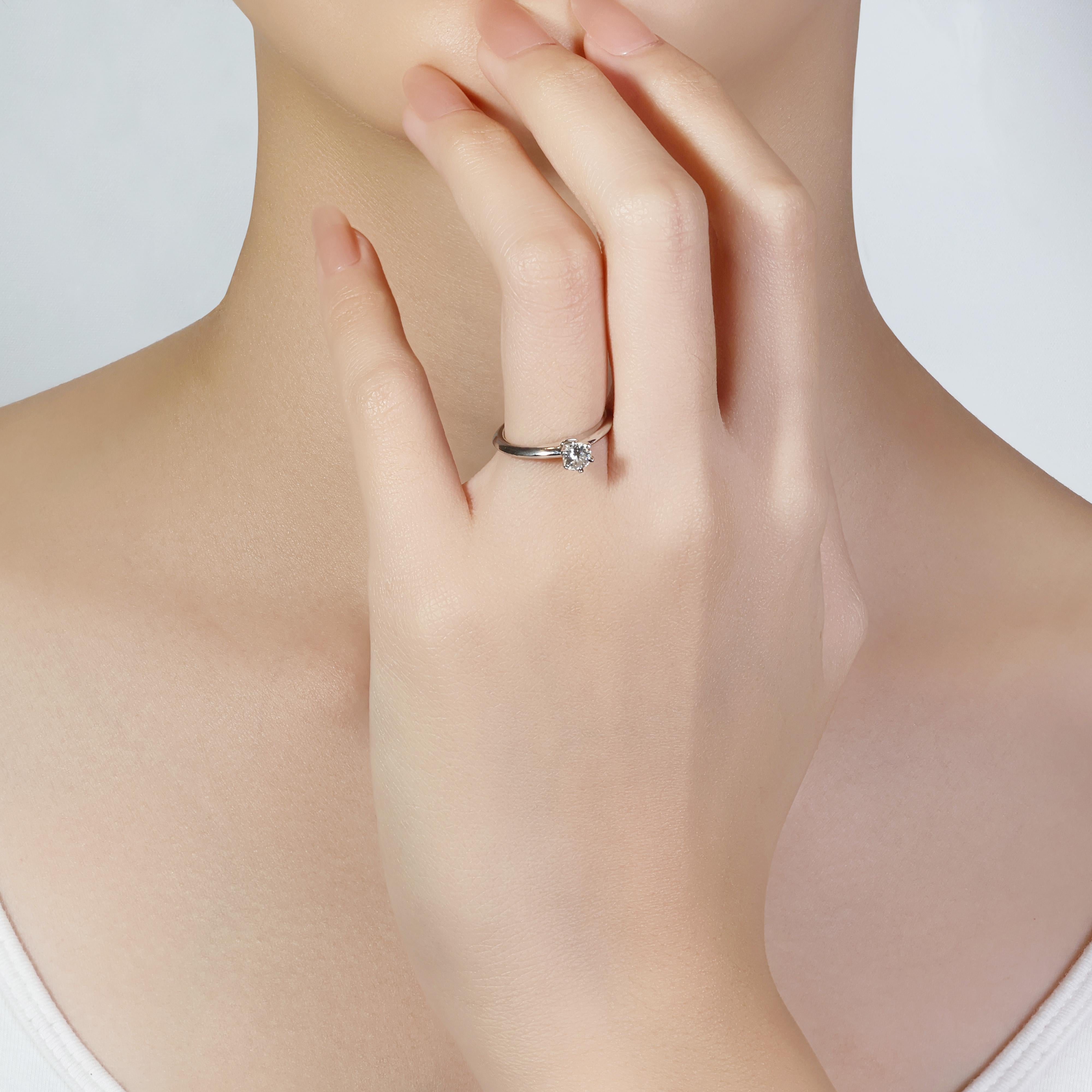 Questo squisito anello in platino di Tiffany & Co. presenta uno splendido diamante tondo brillante da 0,36 carati, con un eccezionale colore F e purezza VS. Realizzato in platino e con un peso di 3,88 grammi, l'anello emana un'eleganza senza tempo.