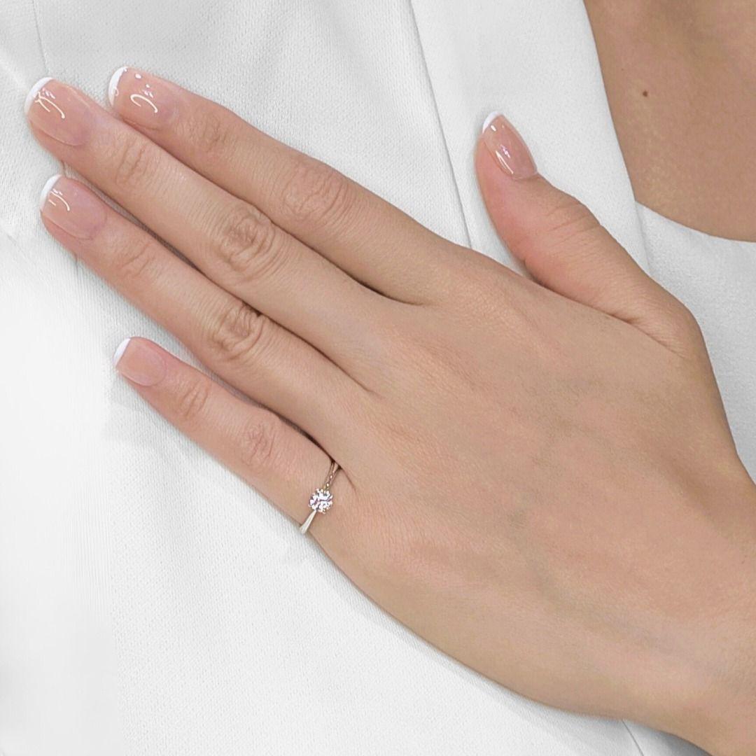 Questo classico anello solitario, sobrio ma innegabilmente affascinante, è l'epitome di un'eleganza raffinata. Con un diamante naturale da 0,41 carati con un prestigioso certificato GIA, la pietra vanta un eccezionale colore E e una purezza VS1,