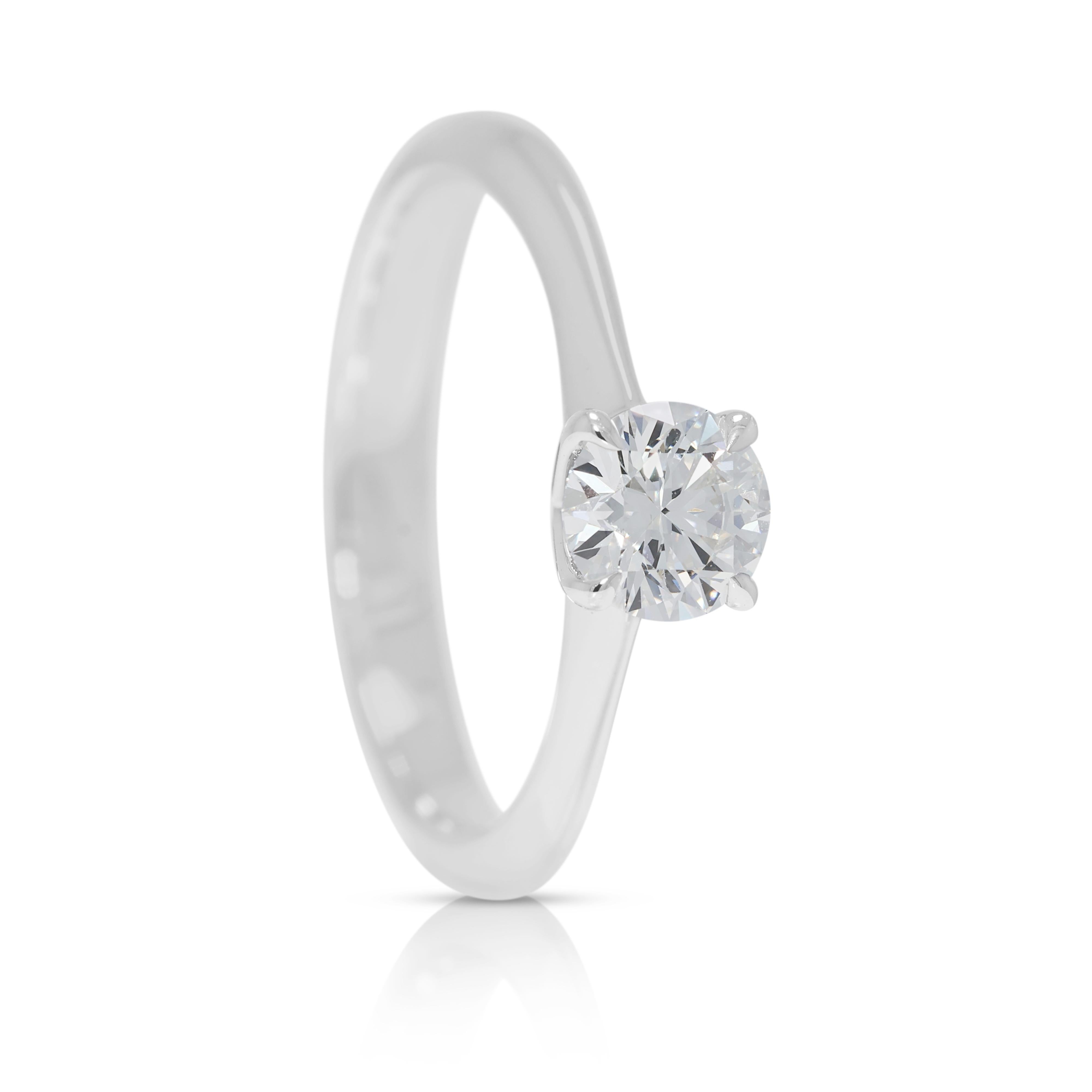 Anello classico con solitario di diamanti naturali tondi e brillanti da 0,41 carati in oro bianco 18 carati in vendita 1