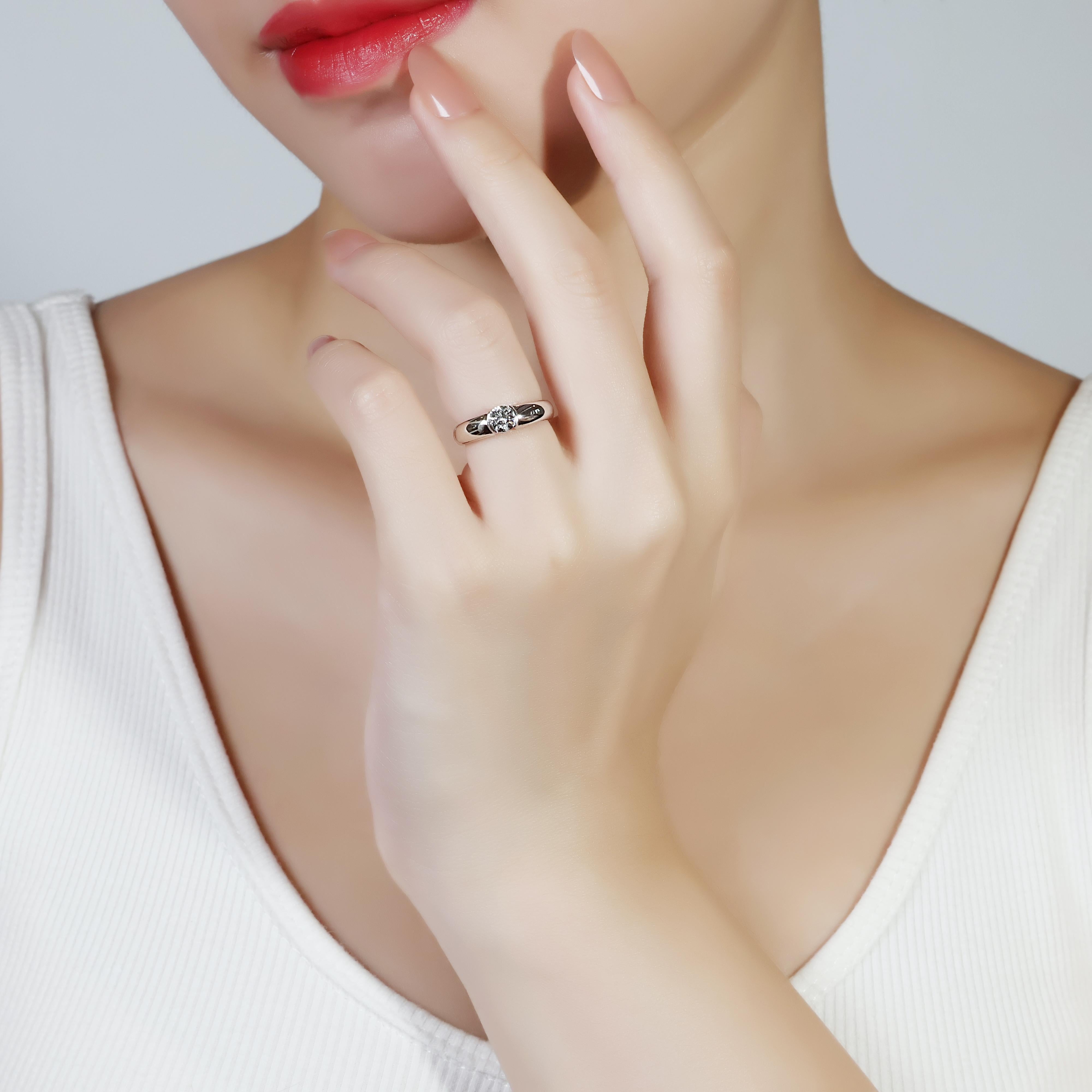A single, captivating round brilliant diamond takes center stage, boasting an impressive 0.43 carats. Graded D-E for color and VVS for clarity, this diamond promises exceptional fire and brilliance. The icy white gold setting beautifully complements